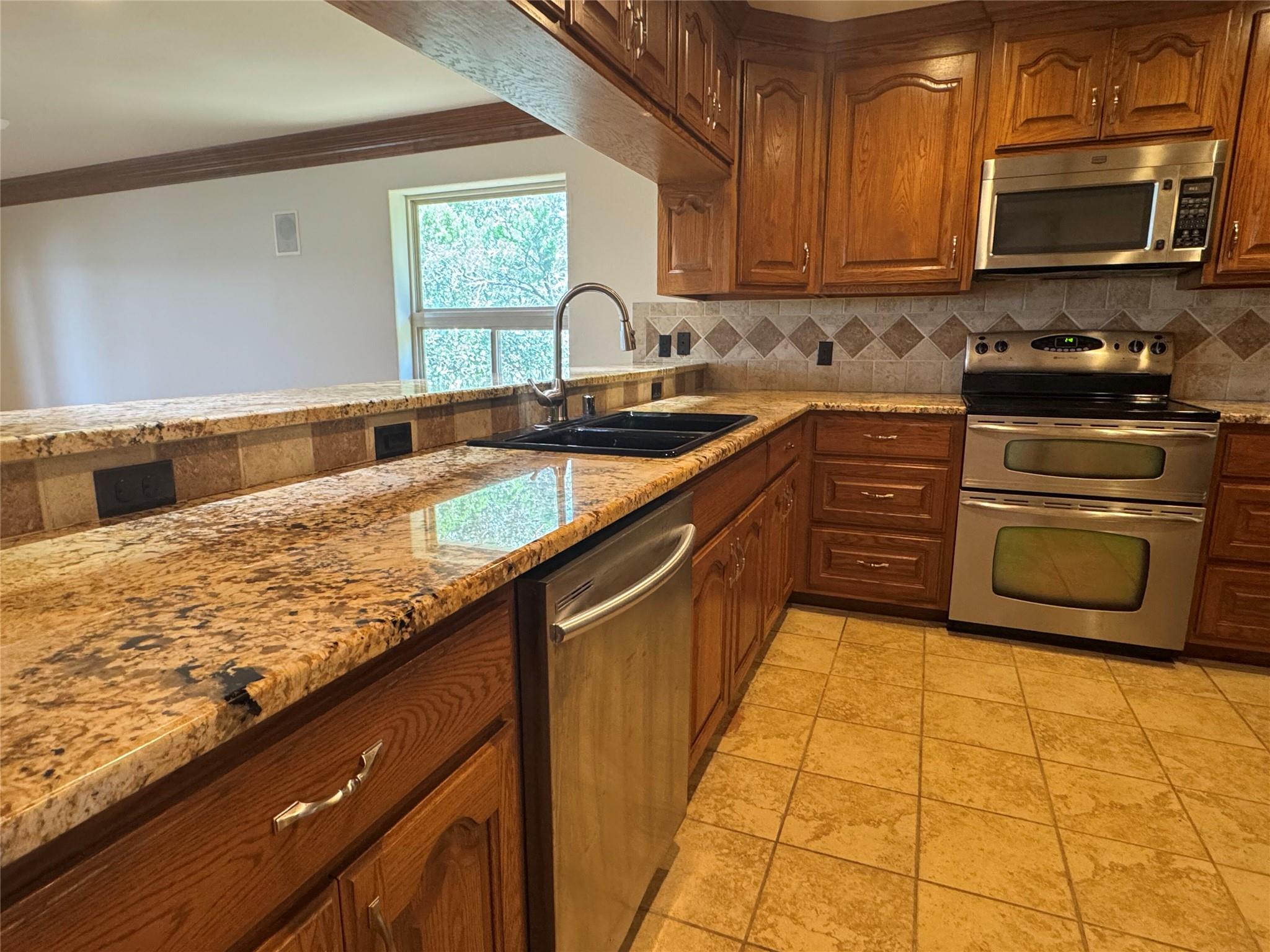 20700 E Lakeshore Dr, Spicewood, TX 78669