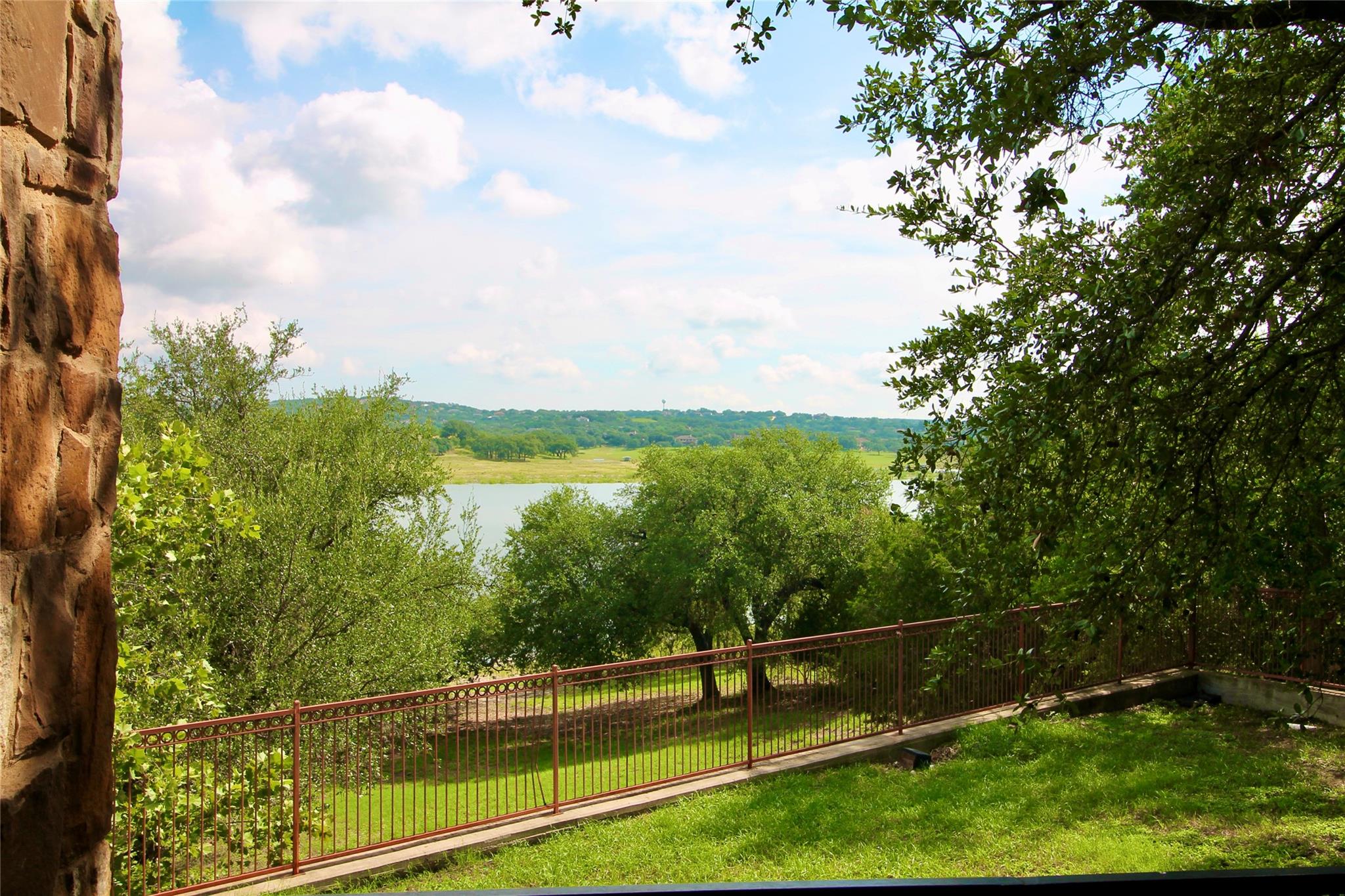 20700 E Lakeshore Dr, Spicewood, TX 78669