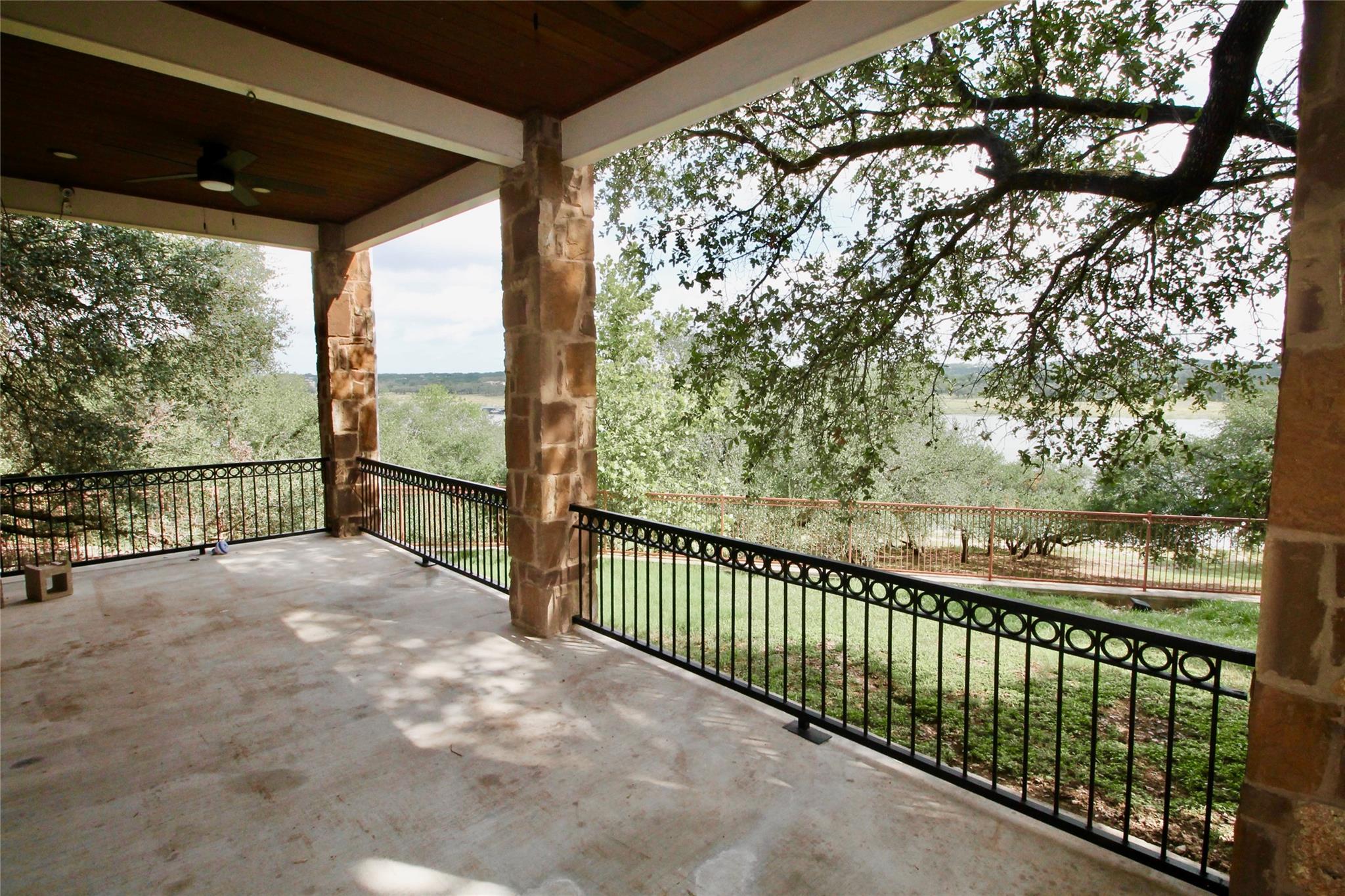 20700 E Lakeshore Dr, Spicewood, TX 78669