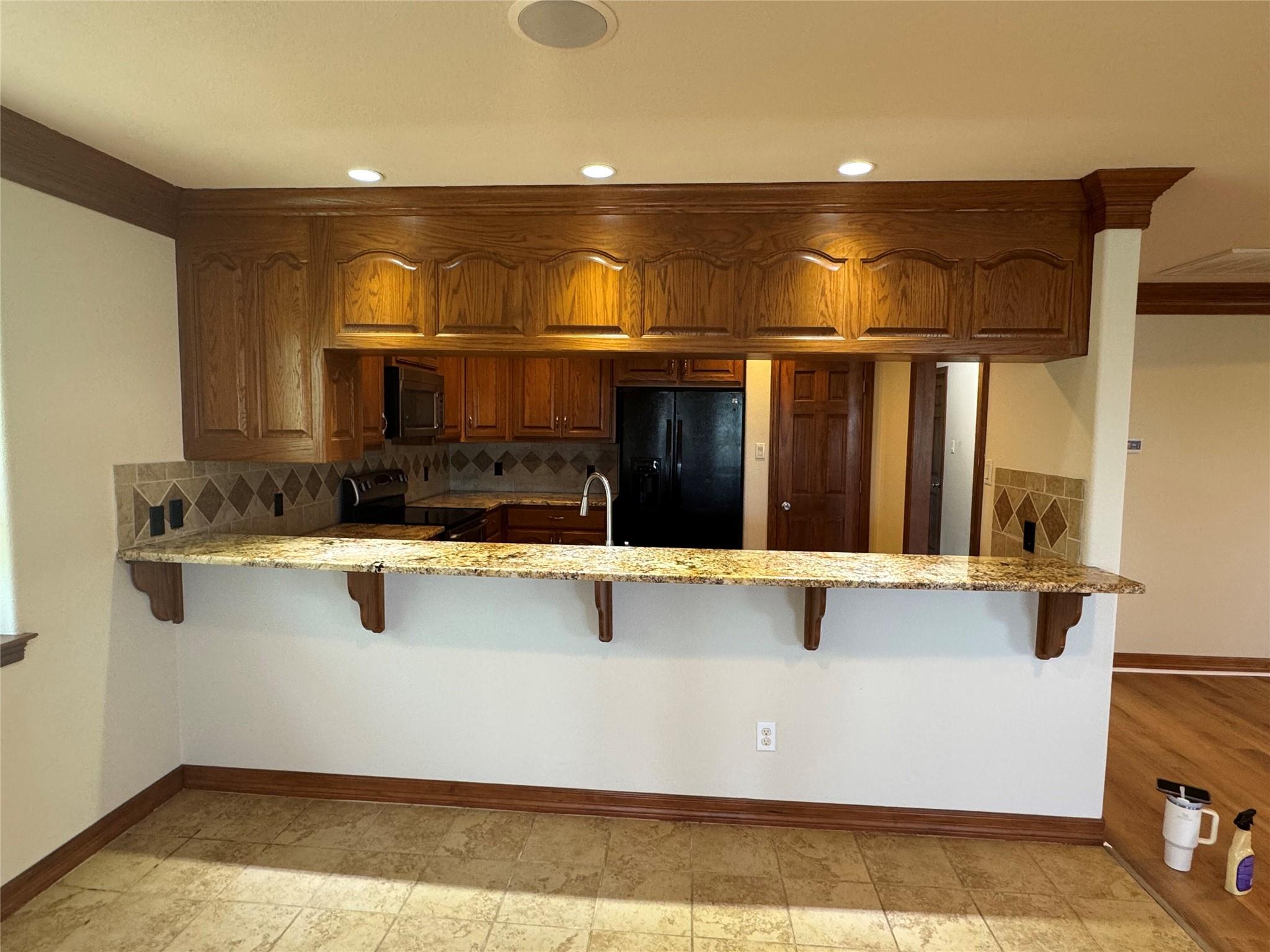 20700 E Lakeshore Dr, Spicewood, TX 78669