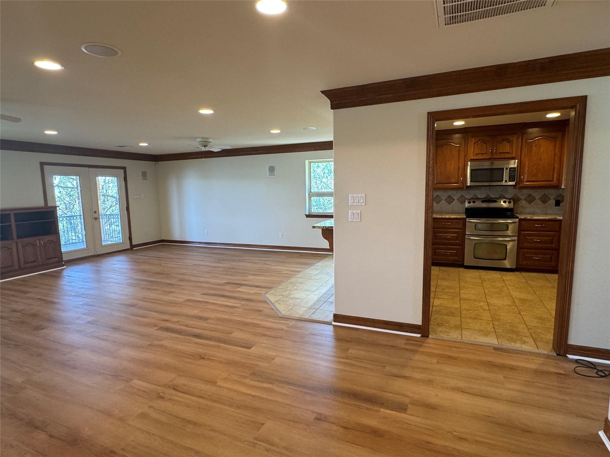 20700 E Lakeshore Dr, Spicewood, TX 78669