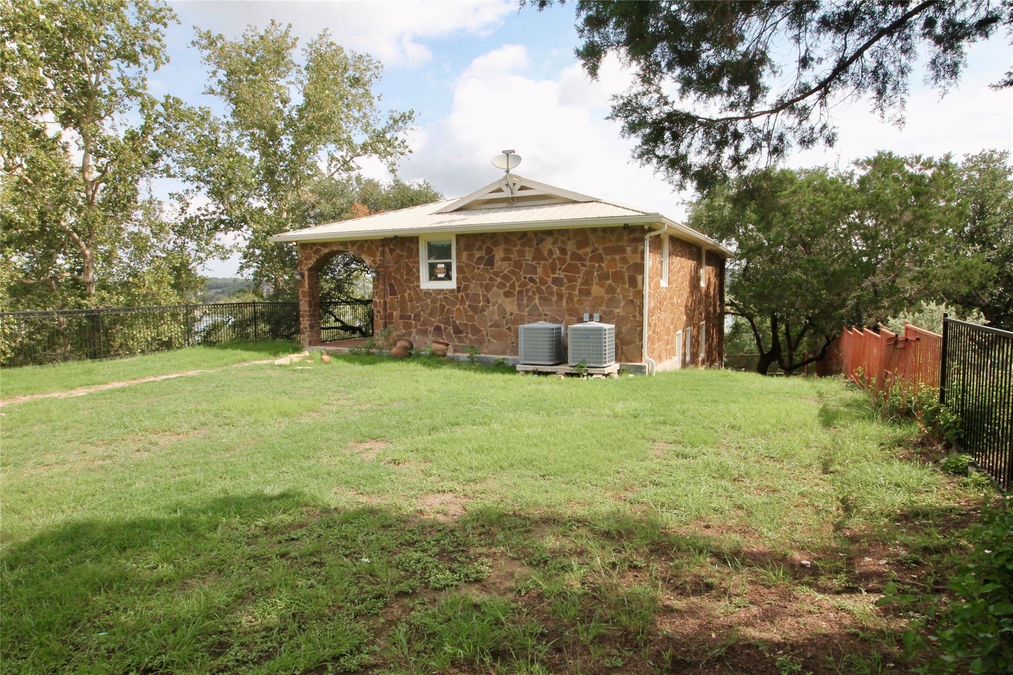 20700 E Lakeshore Dr, Spicewood, TX 78669