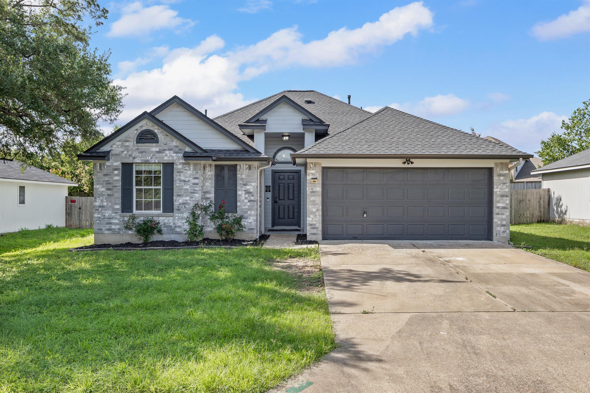 904 Honeysuckle Dr, Leander, TX 78641