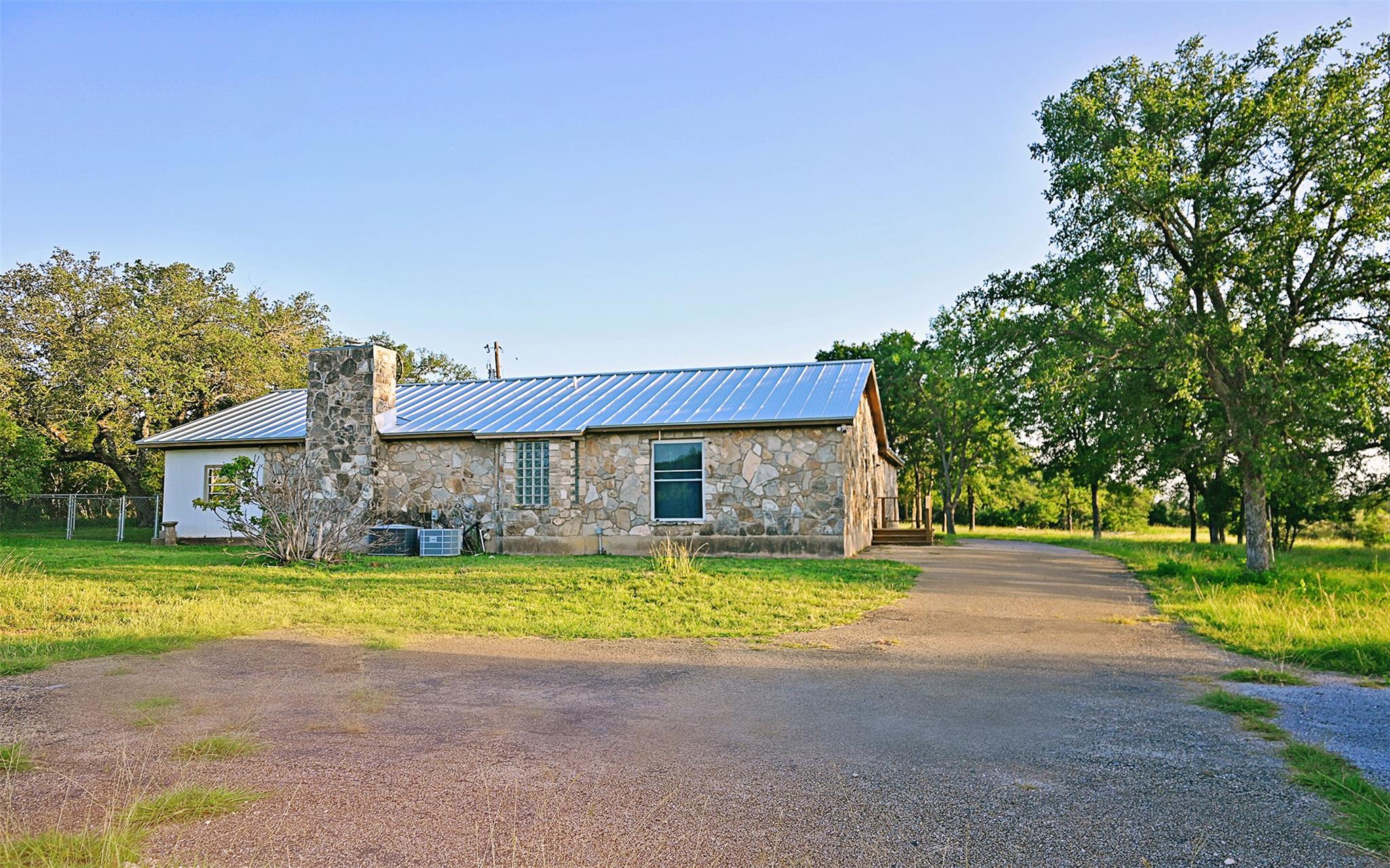 101 Stadium View Dr, Marble Falls, TX 78654