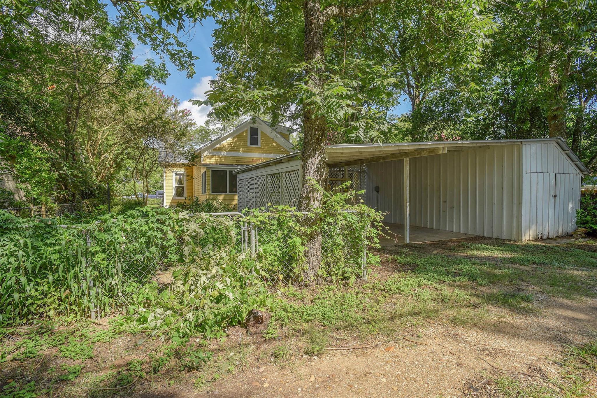 602 Mills St, Smithville, TX 78957