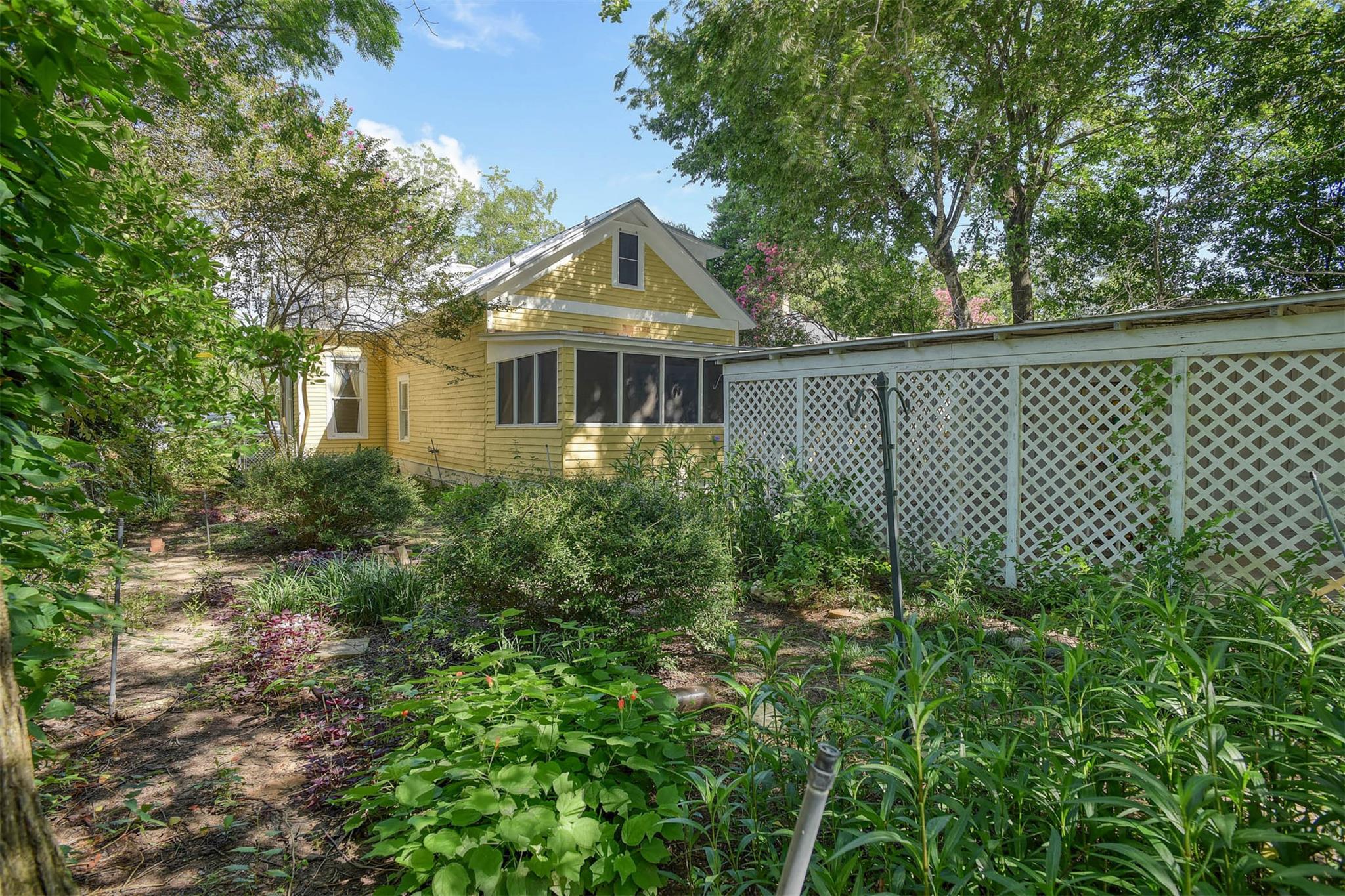 602 Mills St, Smithville, TX 78957