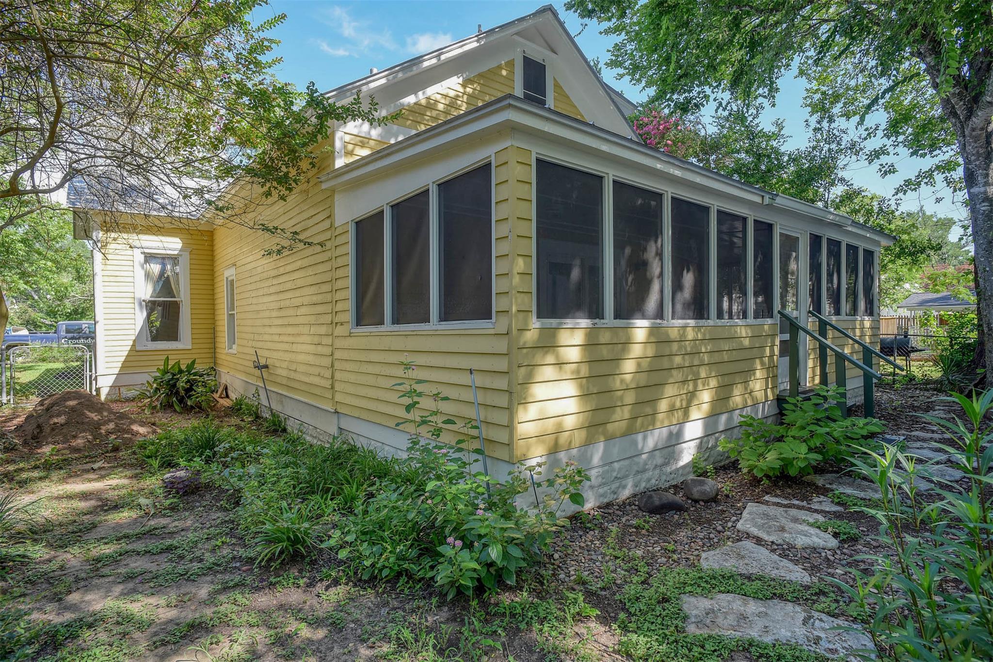 602 Mills St, Smithville, TX 78957