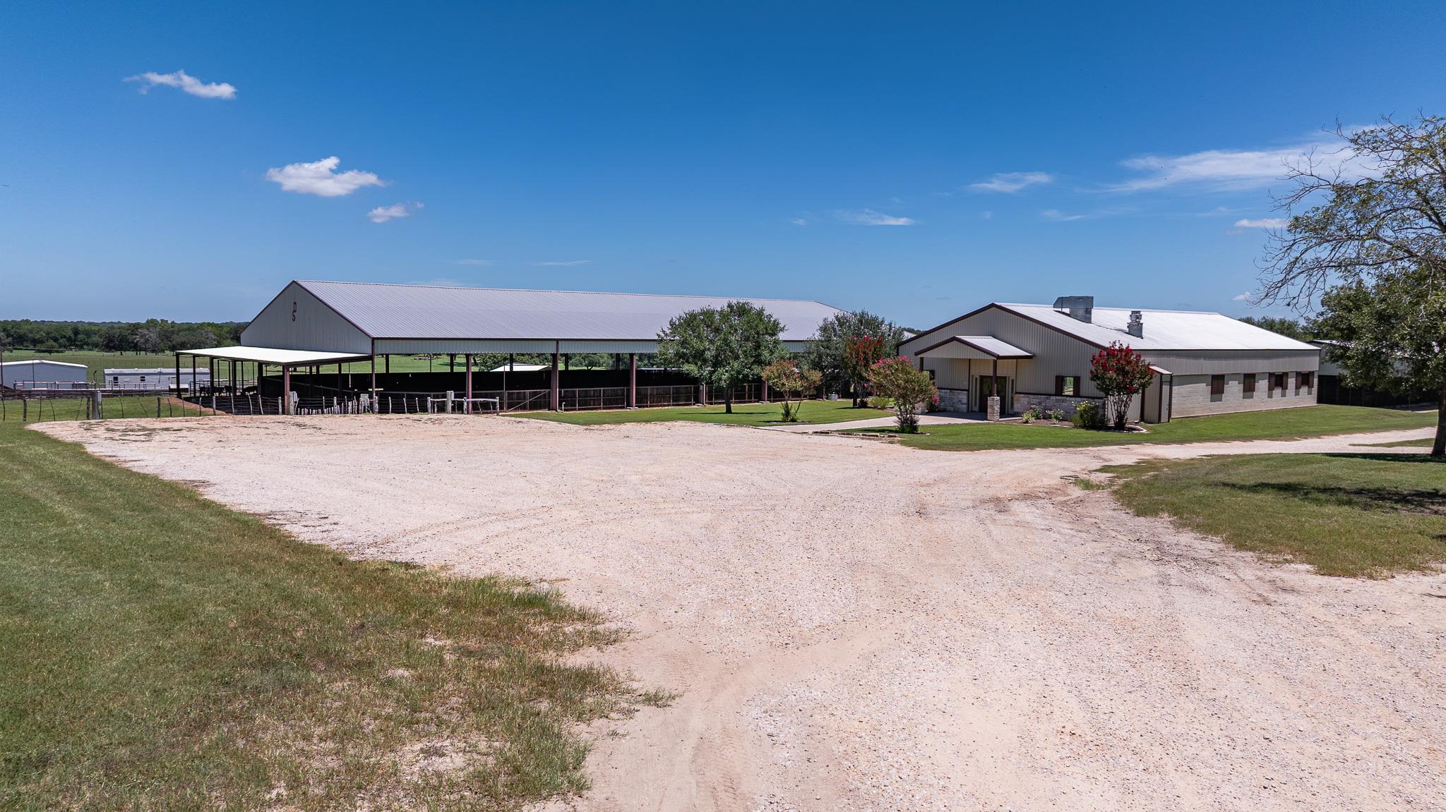 1119 Wolters Rd, Schulenburg, TX 78956