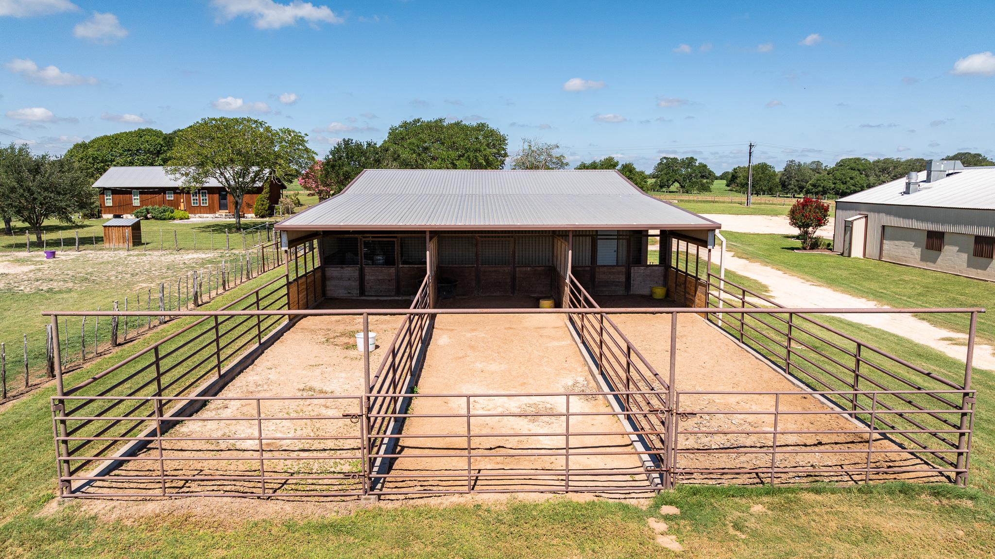 1119 Wolters Rd, Schulenburg, TX 78956
