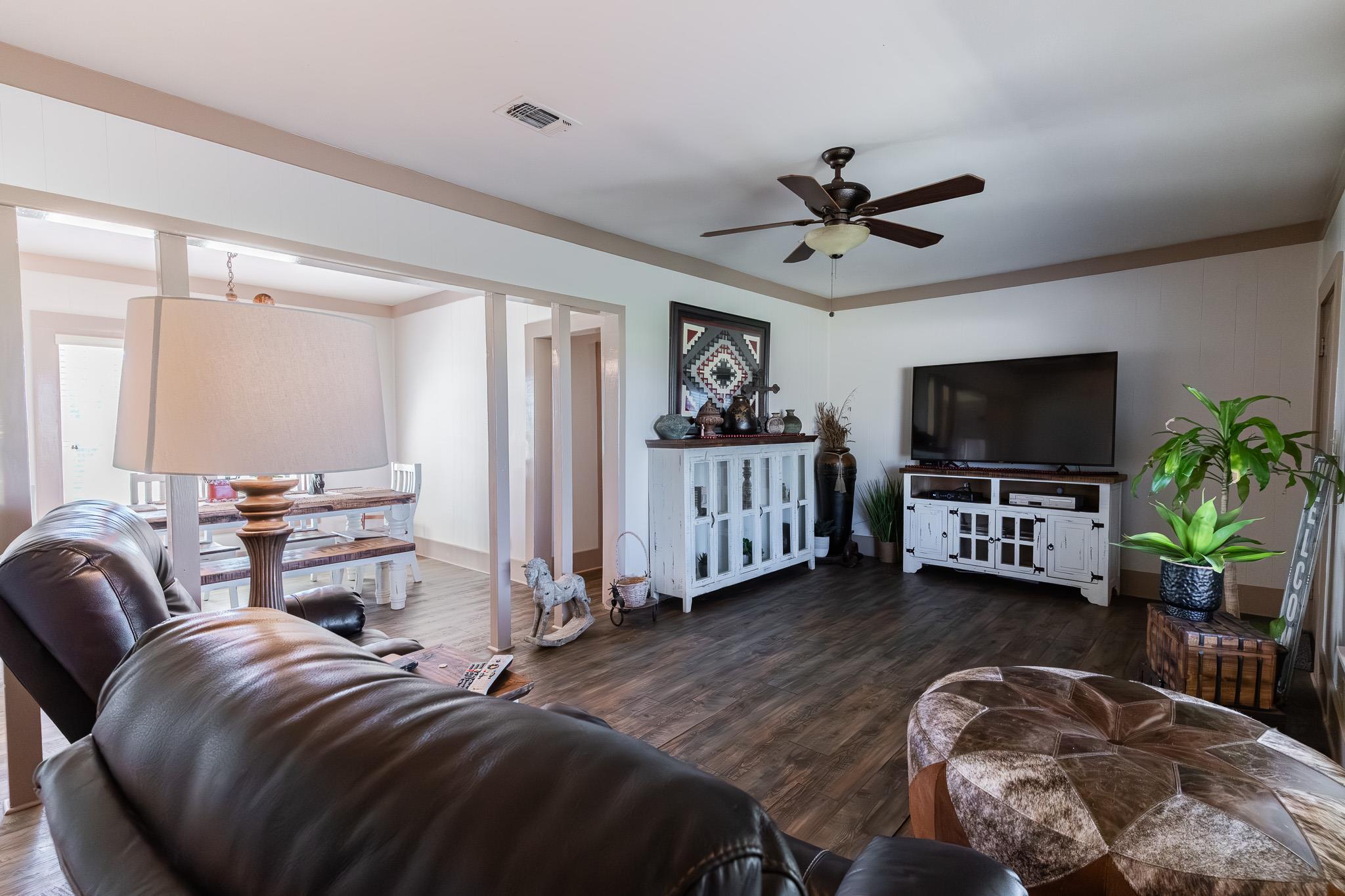 1119 Wolters Rd, Schulenburg, TX 78956