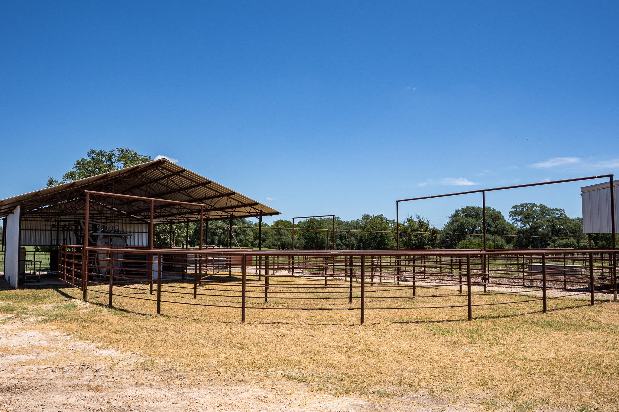 1119 Wolters Rd, Schulenburg, TX 78956