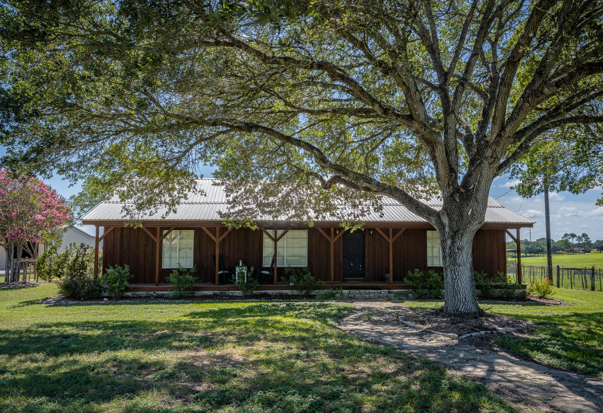 1119 Wolters Rd, Schulenburg, TX 78956
