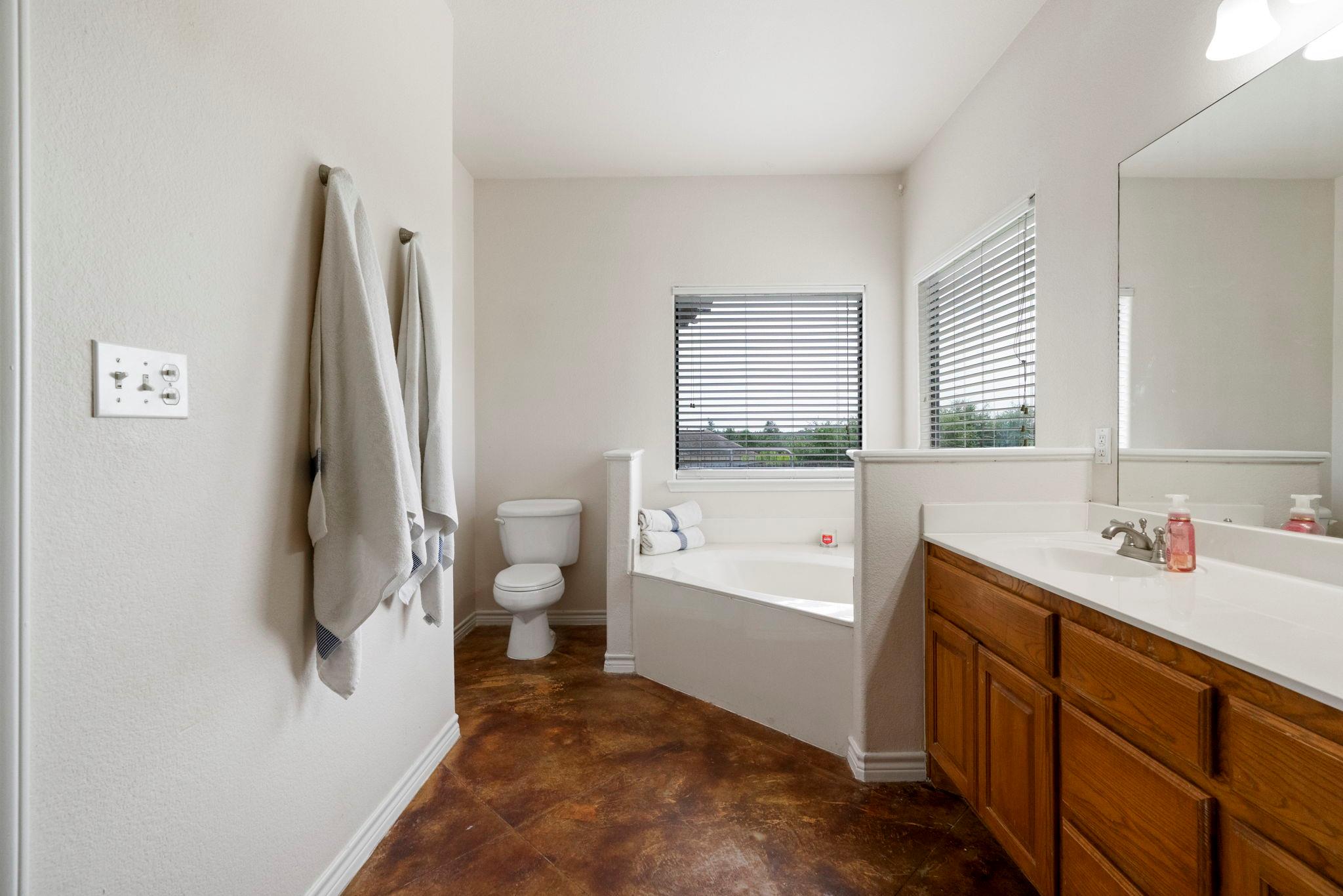 10105 Twin Lake Loop, Dripping Springs, TX 78620