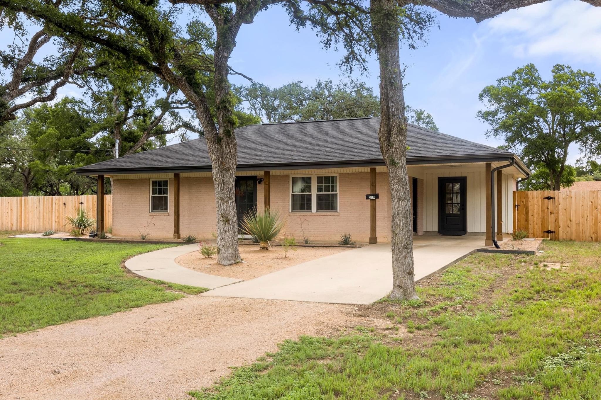 219 S Bluff St, Dripping Springs, TX 78620