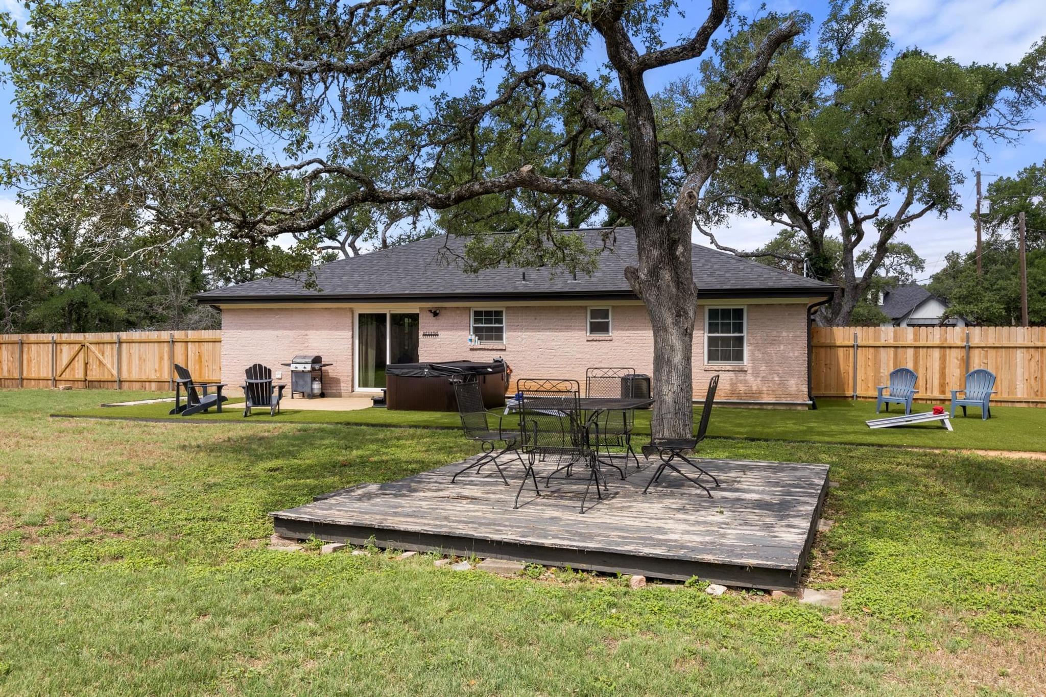 219 S Bluff St, Dripping Springs, TX 78620