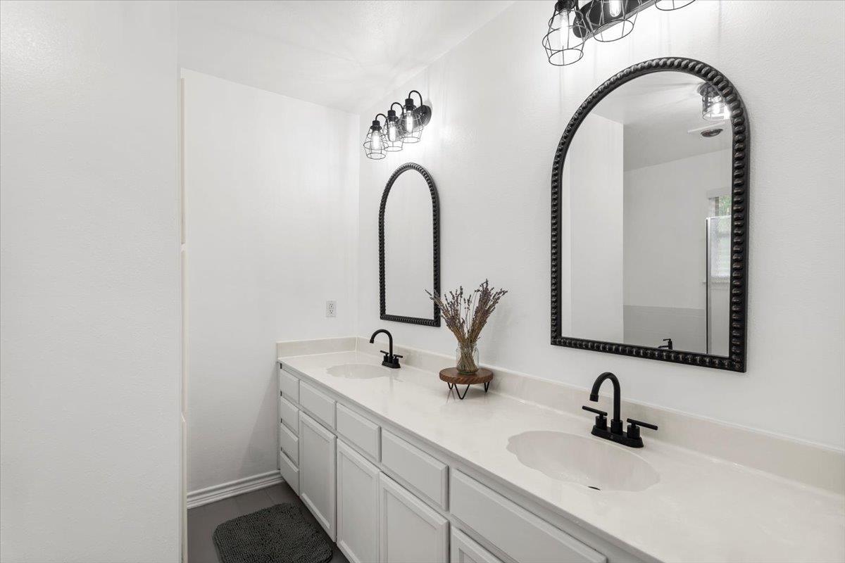 596 Herron Trl, McDade, TX 78650