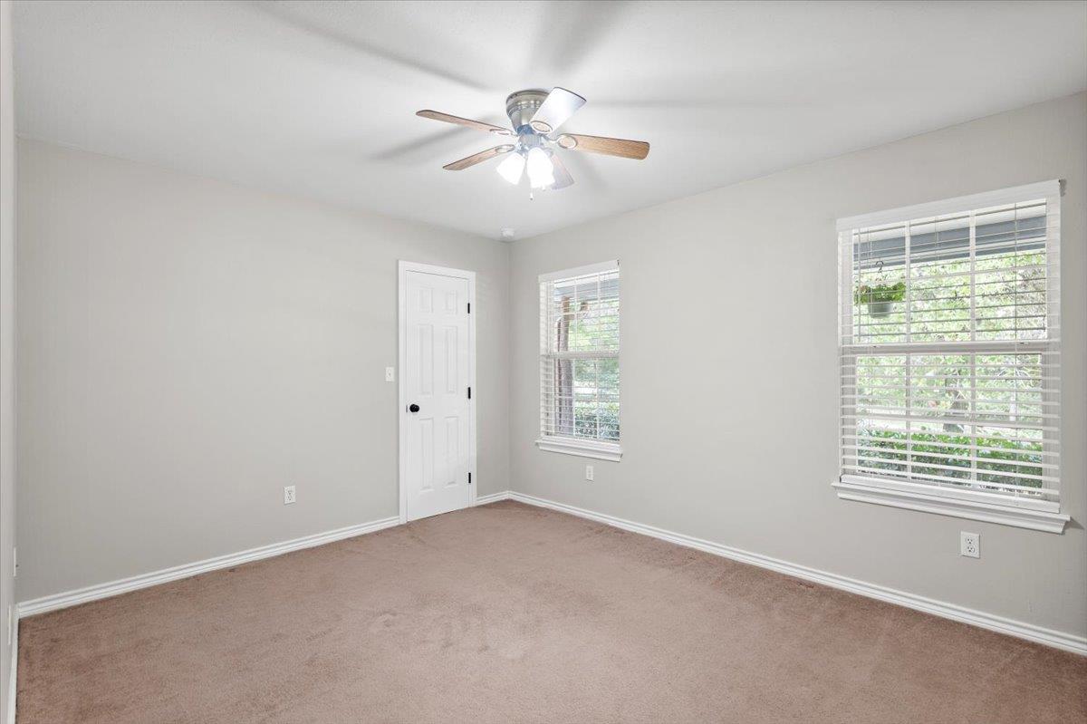 596 Herron Trl, McDade, TX 78650