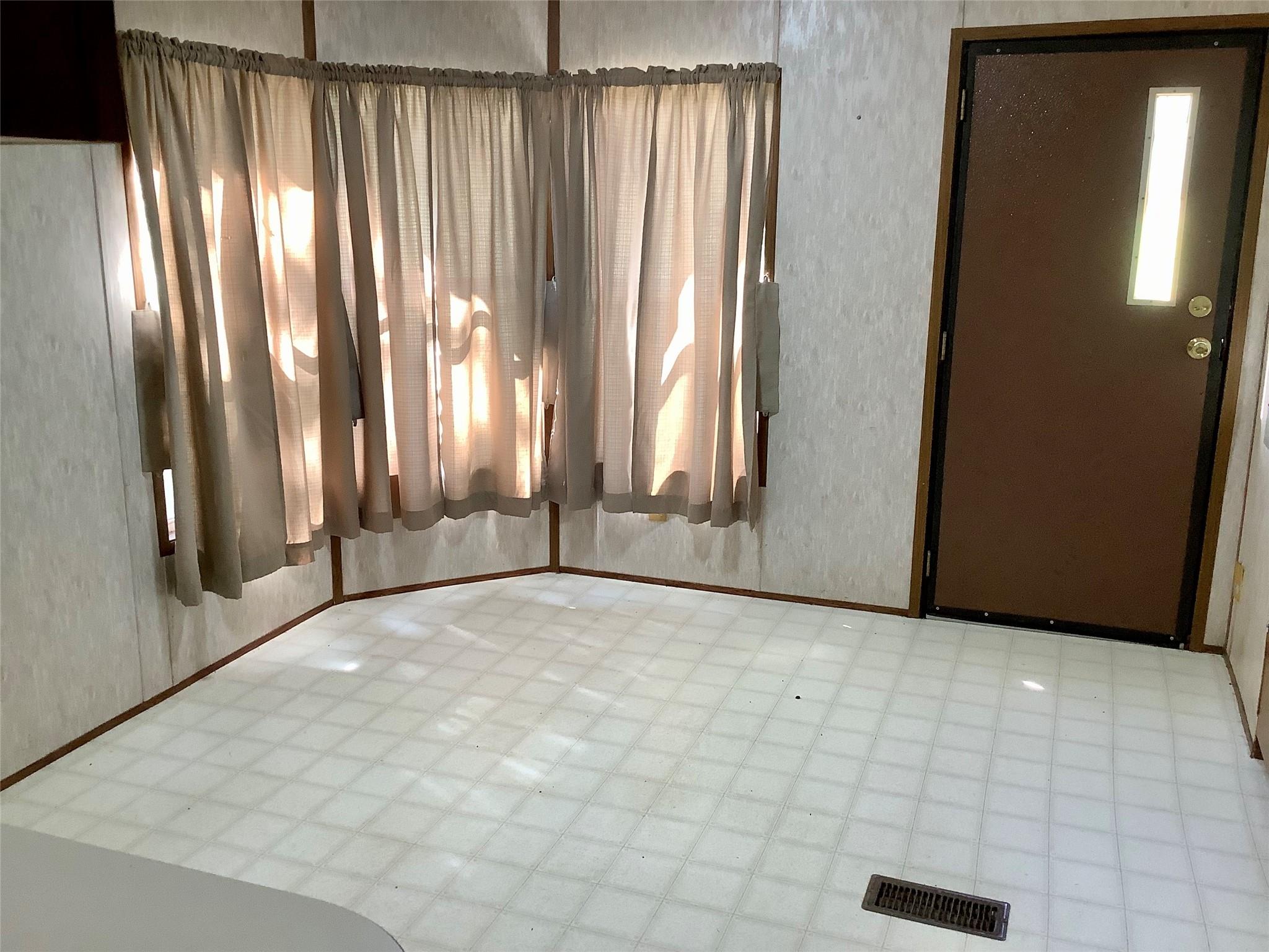 910 Antioch Rd, Paige, TX 78659