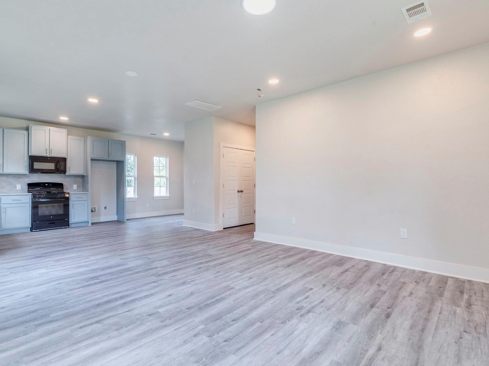 411 S Avenue B, Elgin, TX 78621