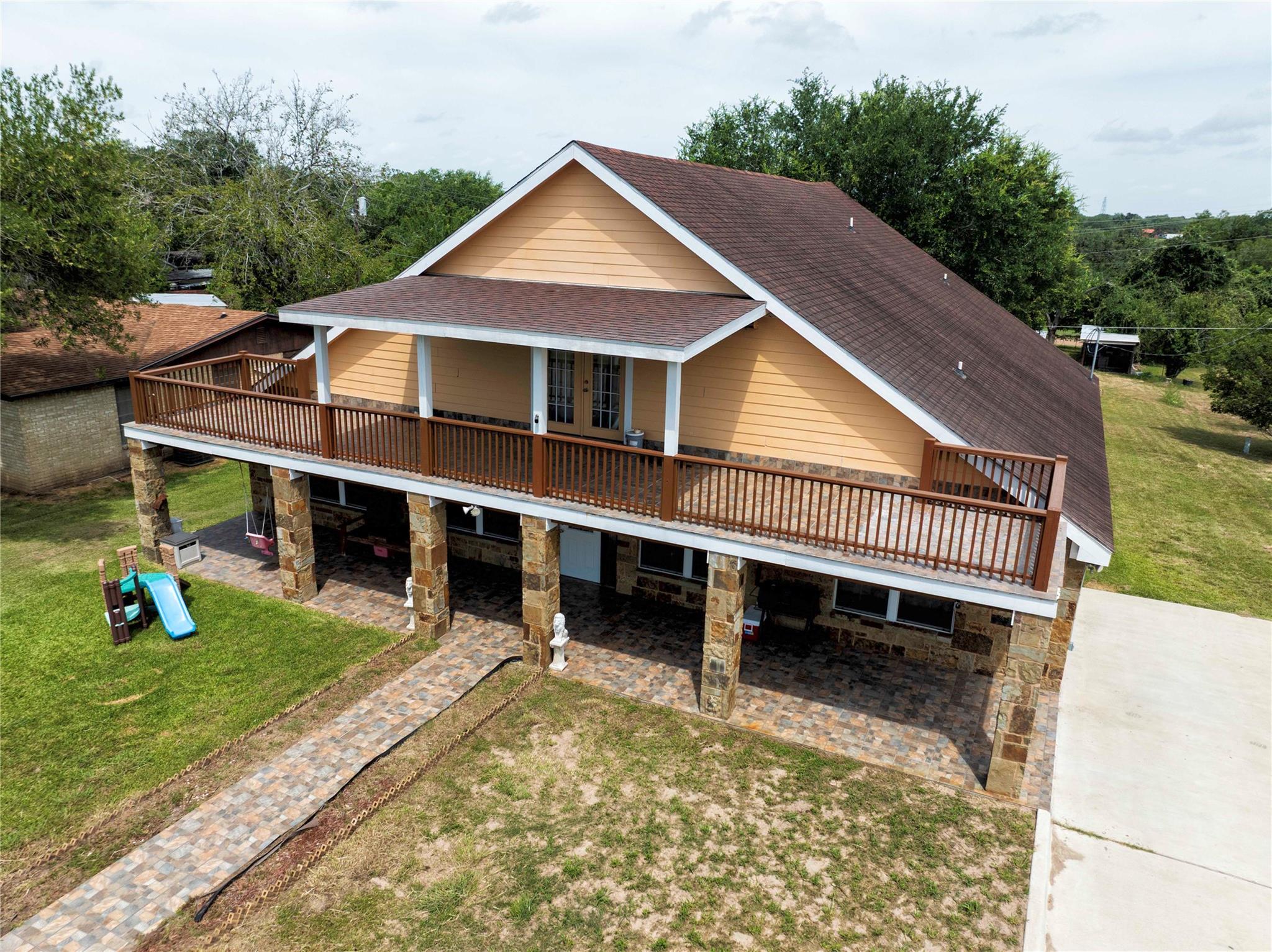 113 Thiele Dr, Yoakum, TX 77995