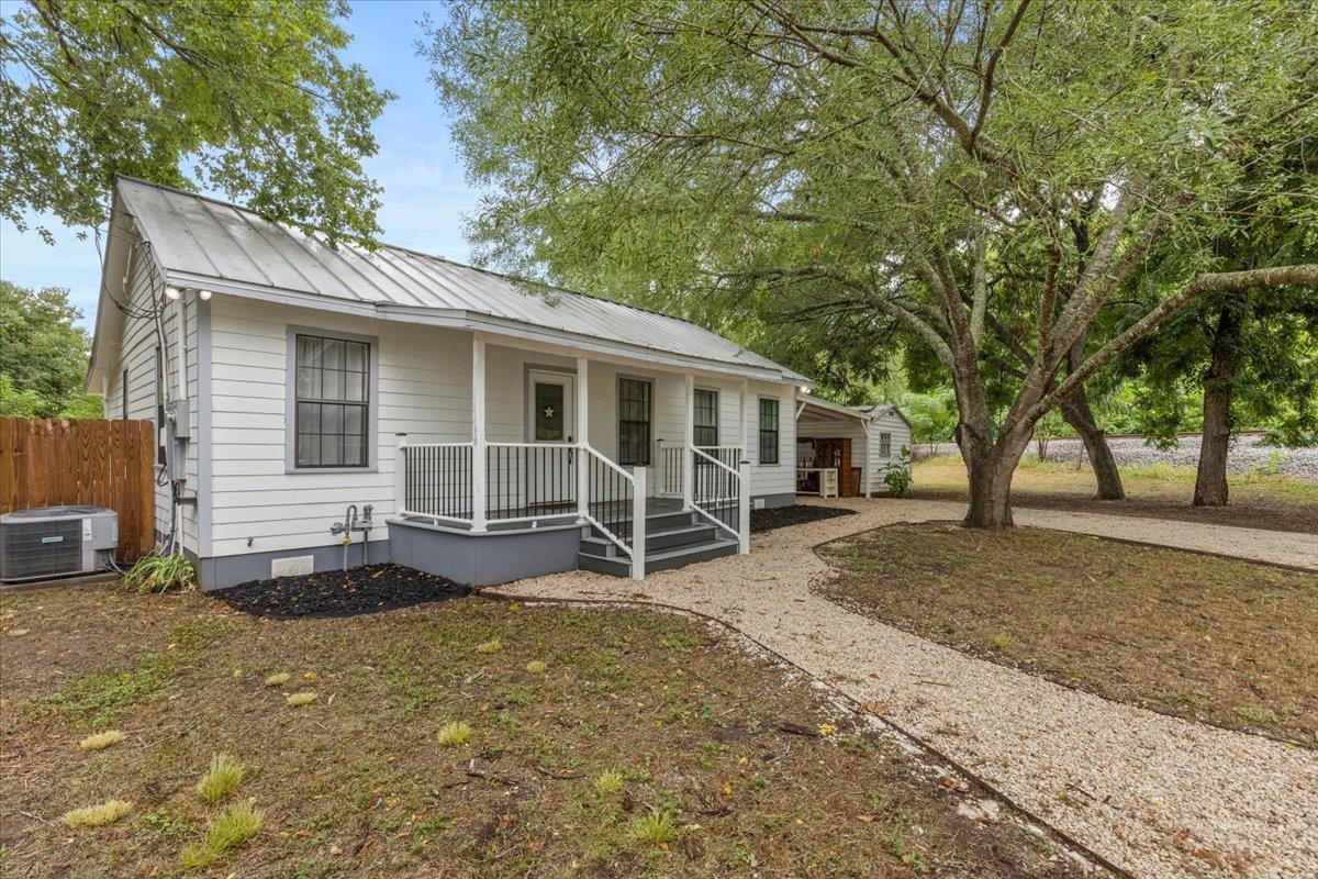 339 N Water St, La Grange, TX 78945