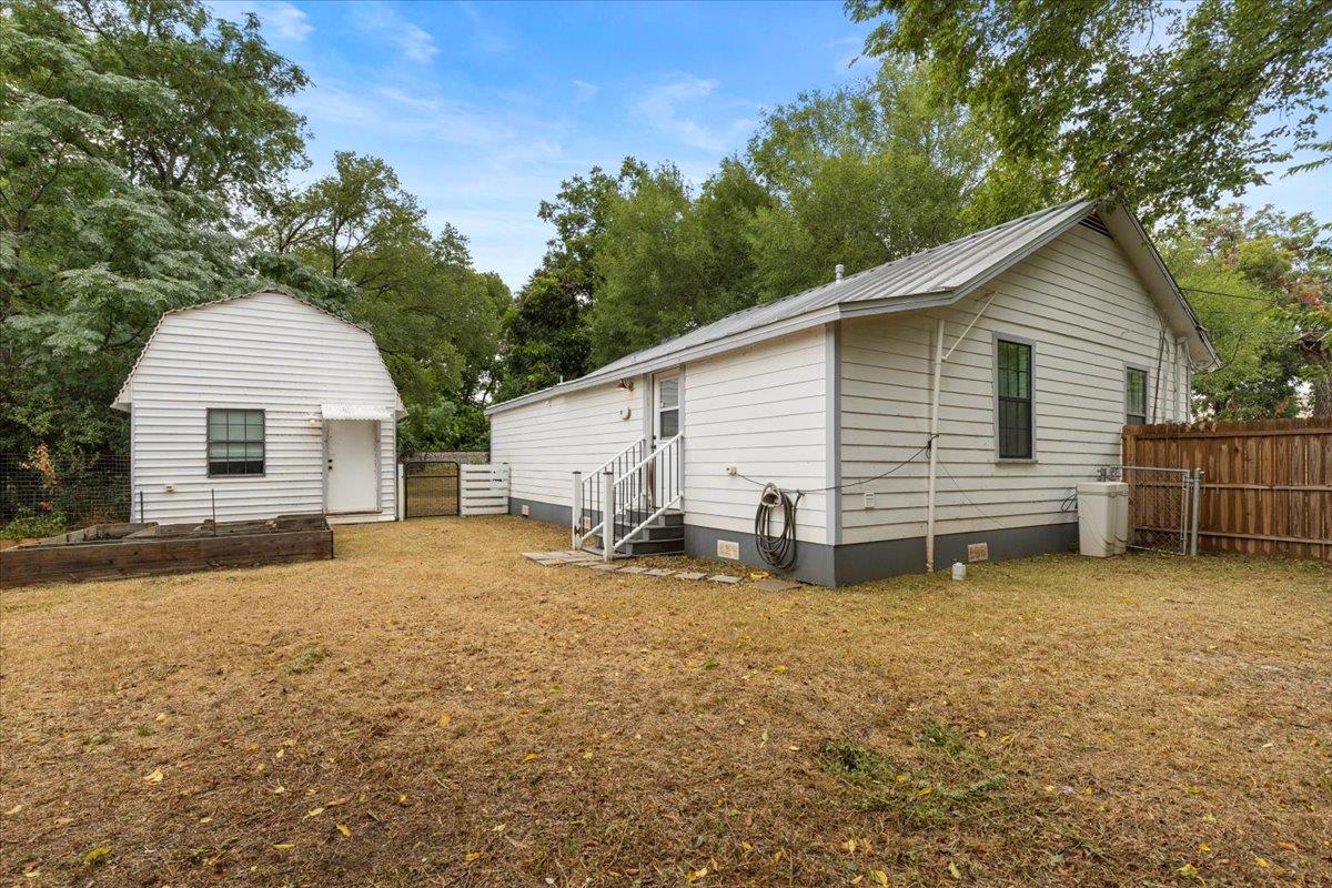 339 N Water St, La Grange, TX 78945