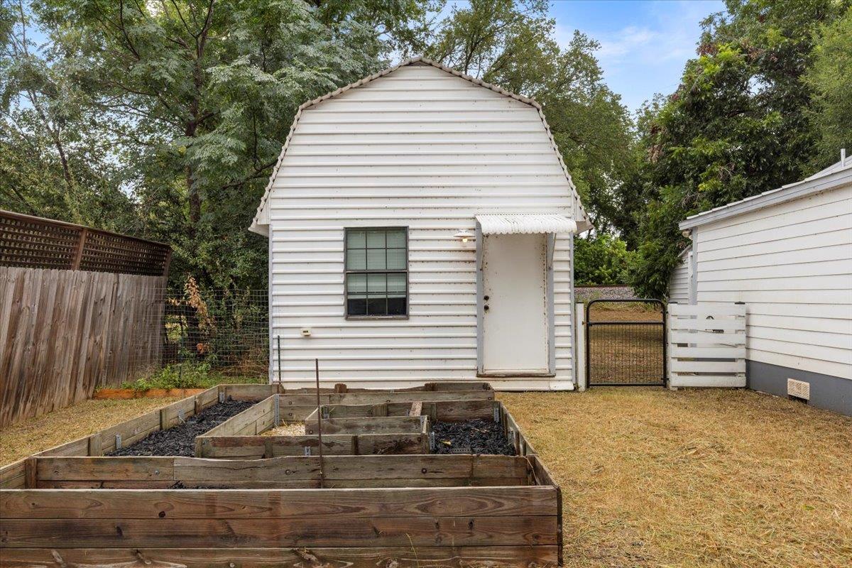 339 N Water St, La Grange, TX 78945