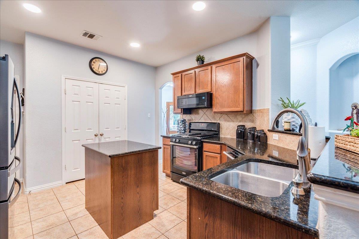 2532 Ericanna Ln, Leander, TX 78641