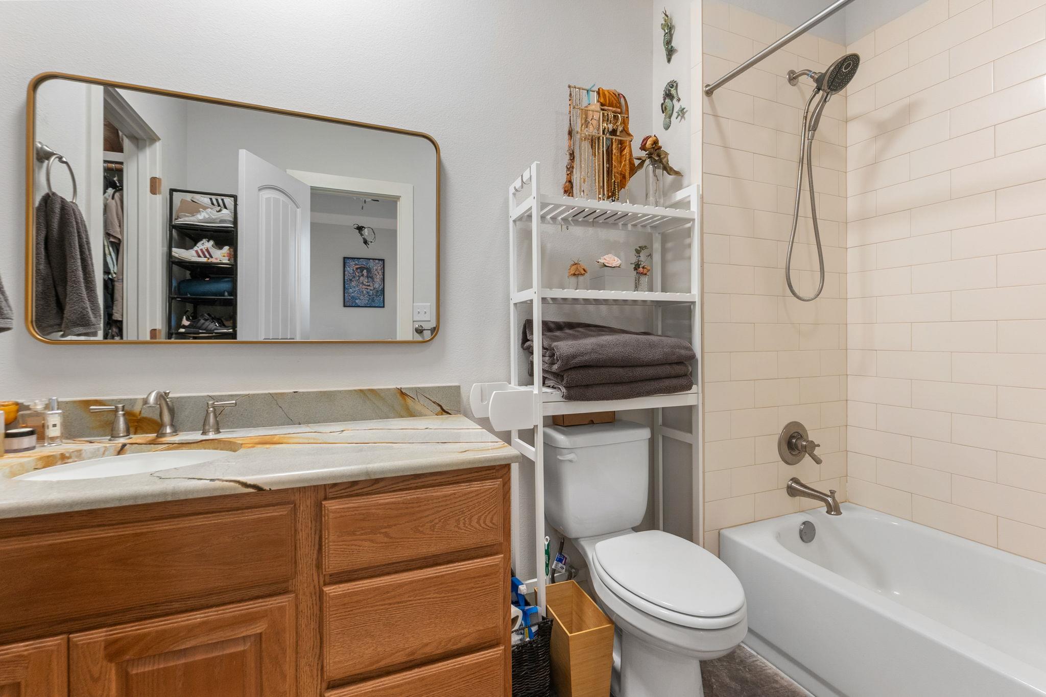 20401 Siesta Shores Dr, Spicewood, TX 78669