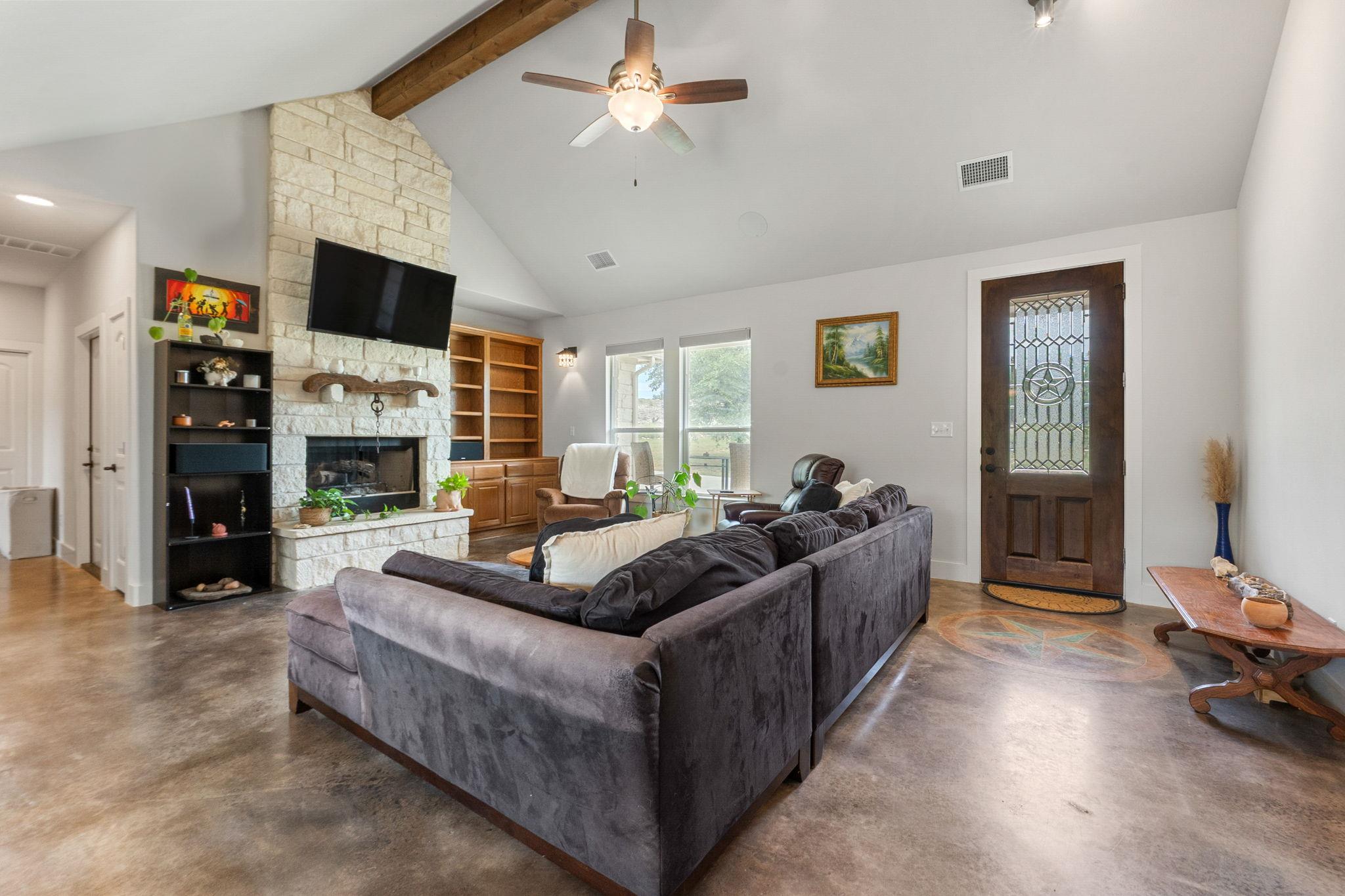 20401 Siesta Shores Dr, Spicewood, TX 78669