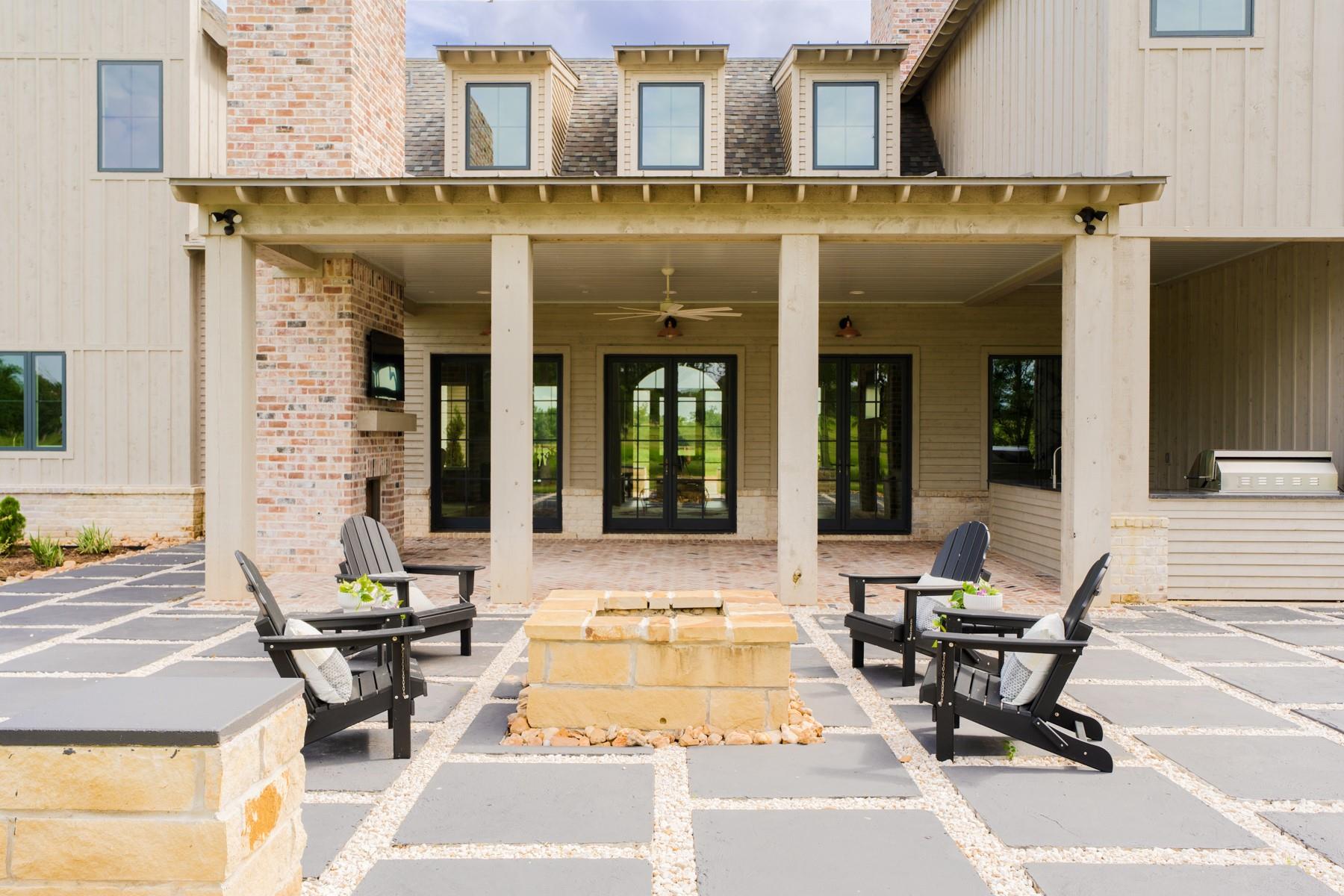404 Blackberry Ln, Washington, TX 77880
