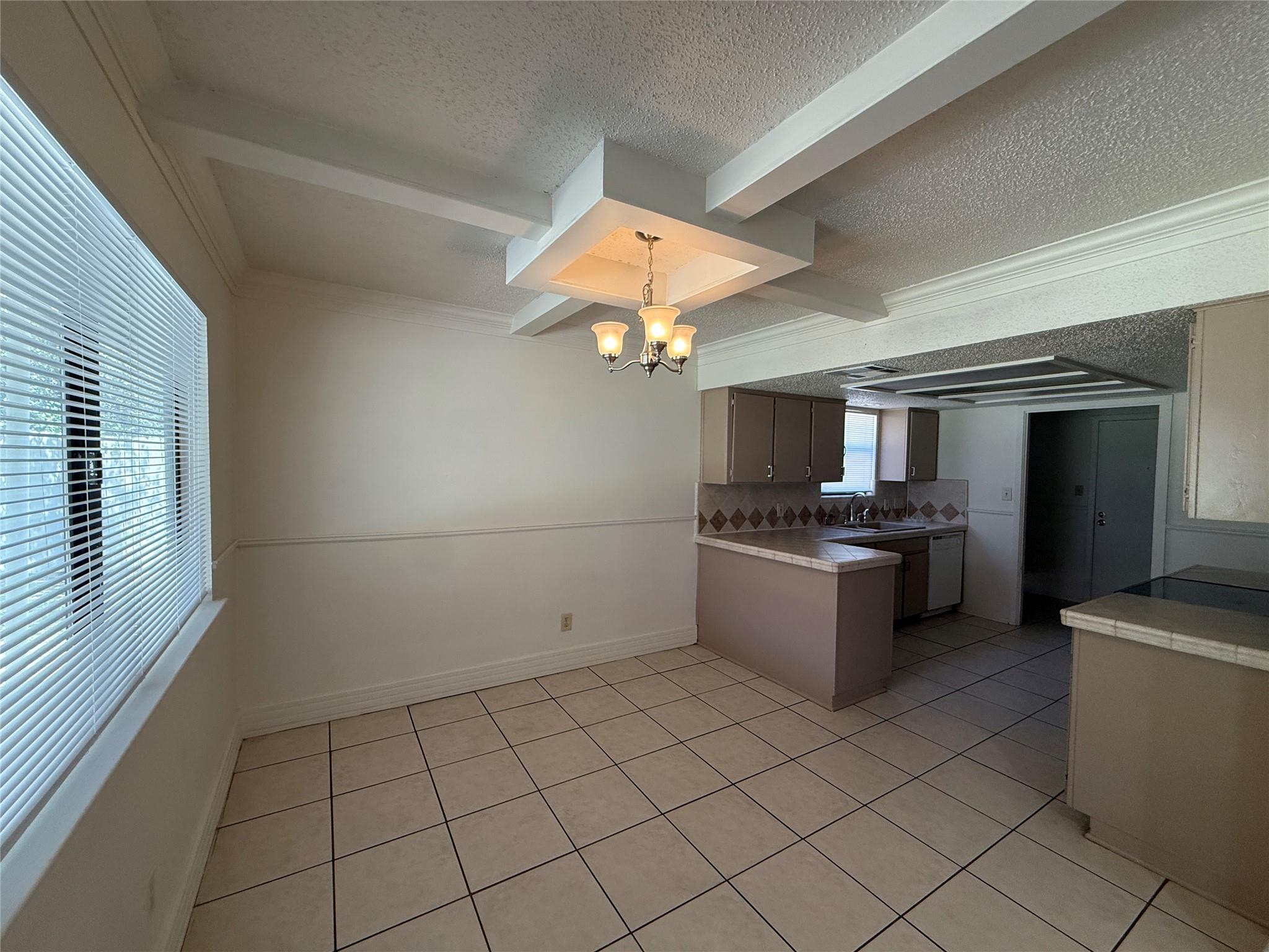 8906 Pineridge Dr, Austin, TX 78729