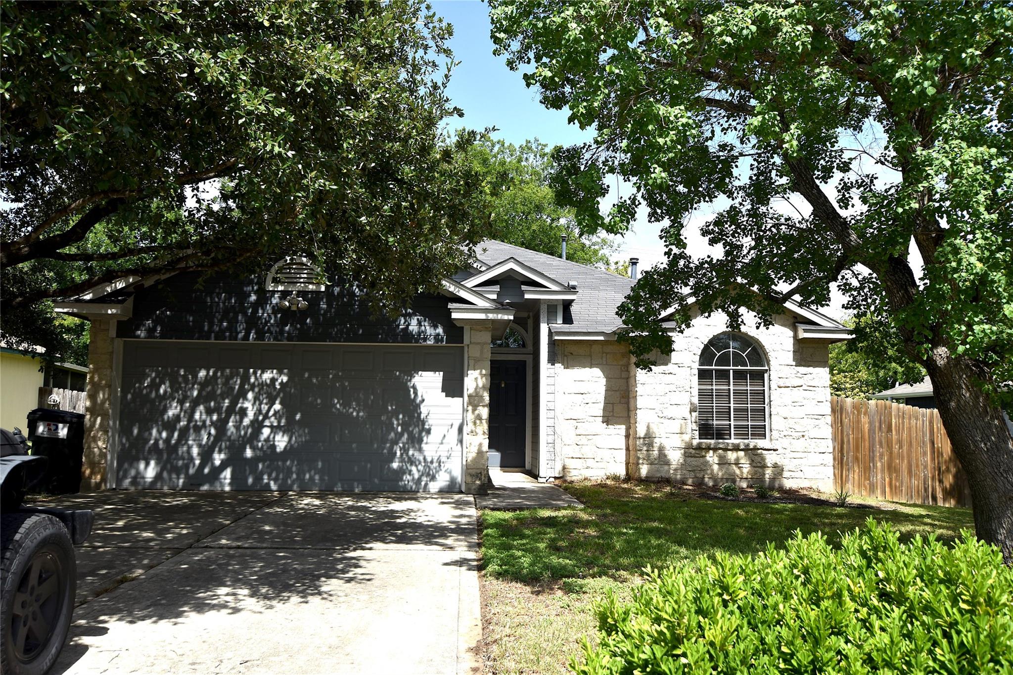 240 BRIARSTONE Dr, Buda, TX 78610