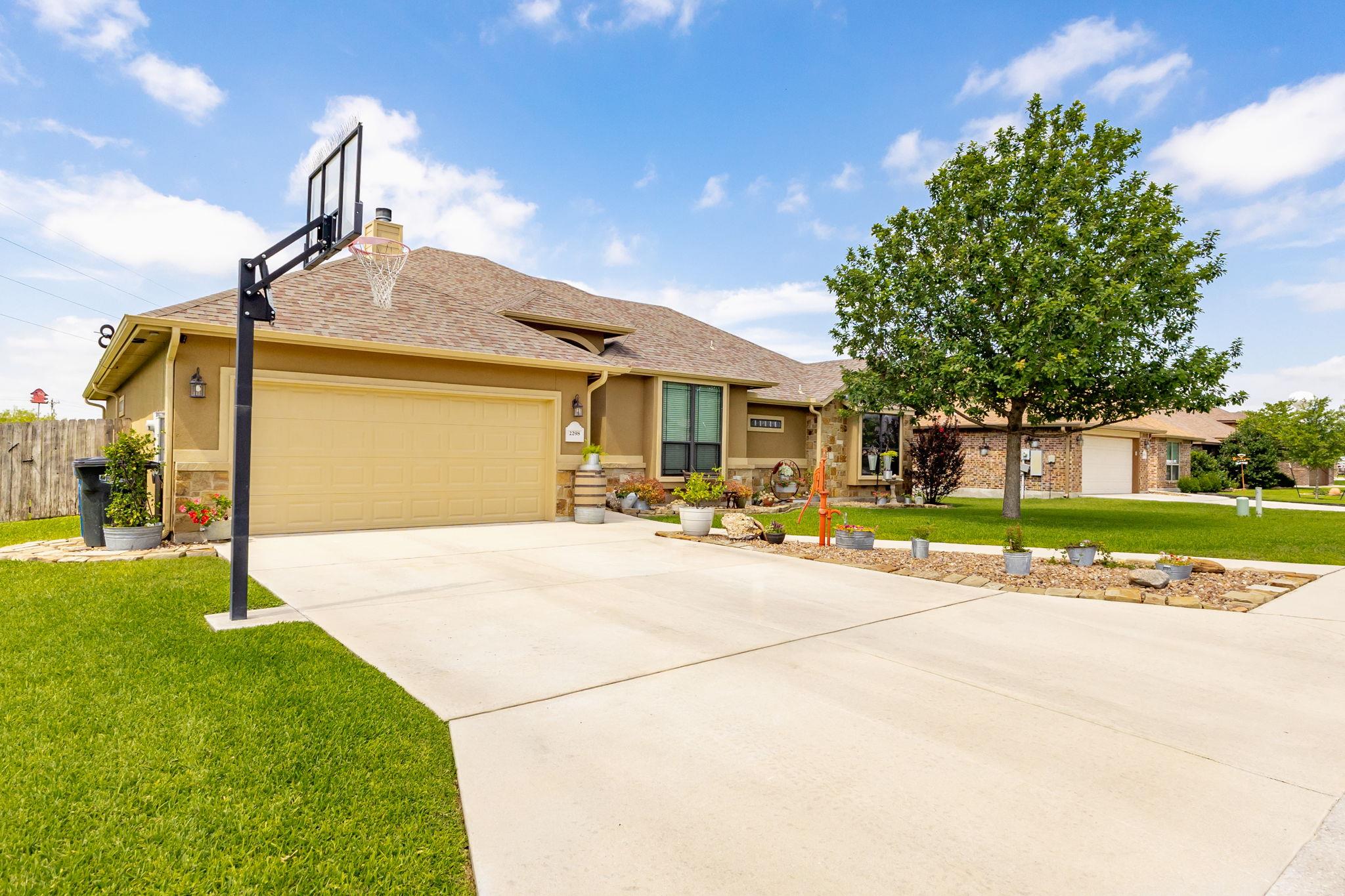 2298 Sungate Dr, New Braunfels, TX 78130