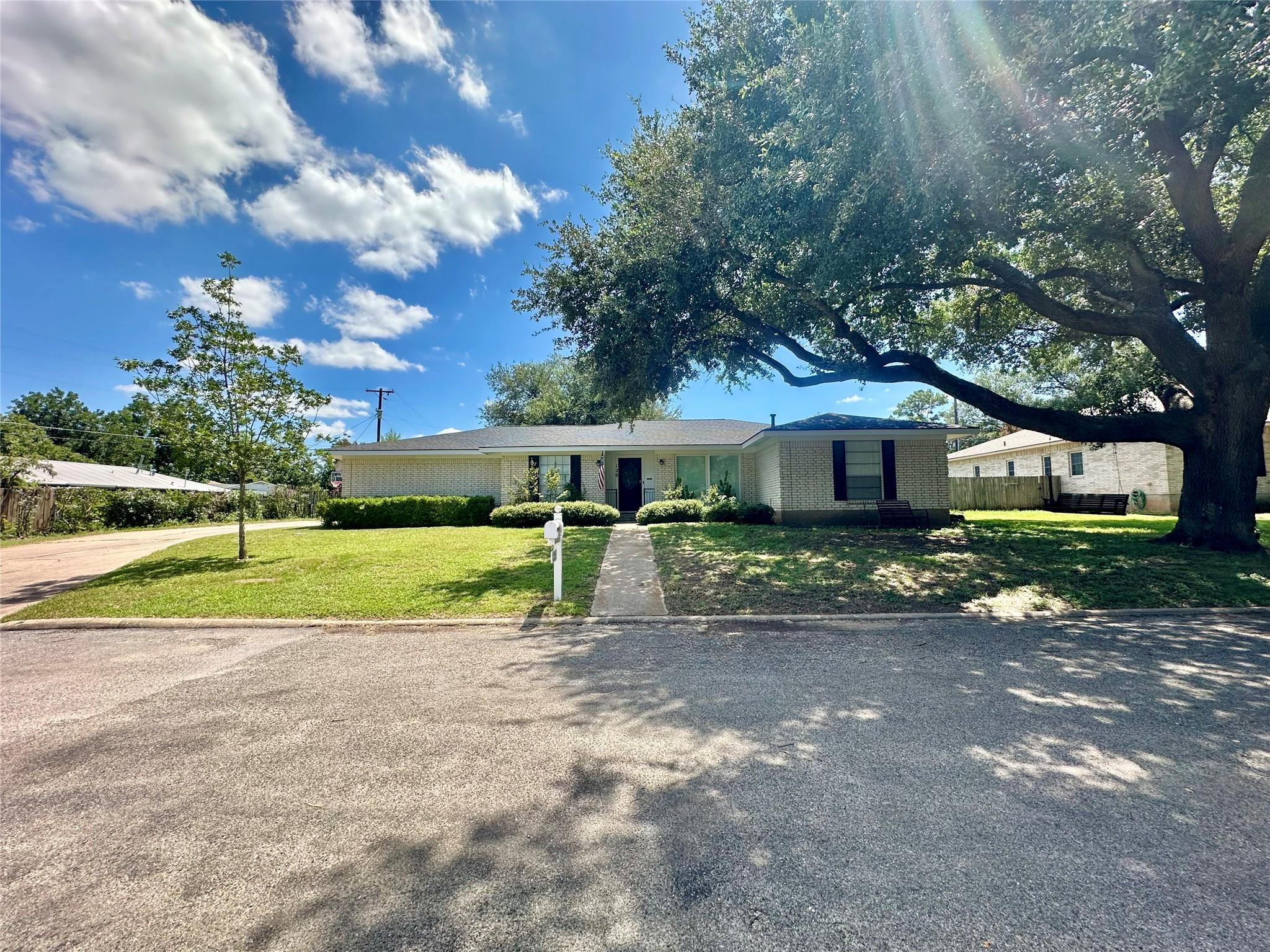 120 Hilltop Dr, Elgin, TX 78621