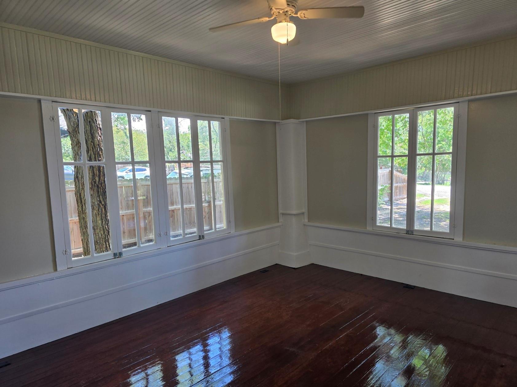 144 W Wallace St, Gonzales, TX 78629