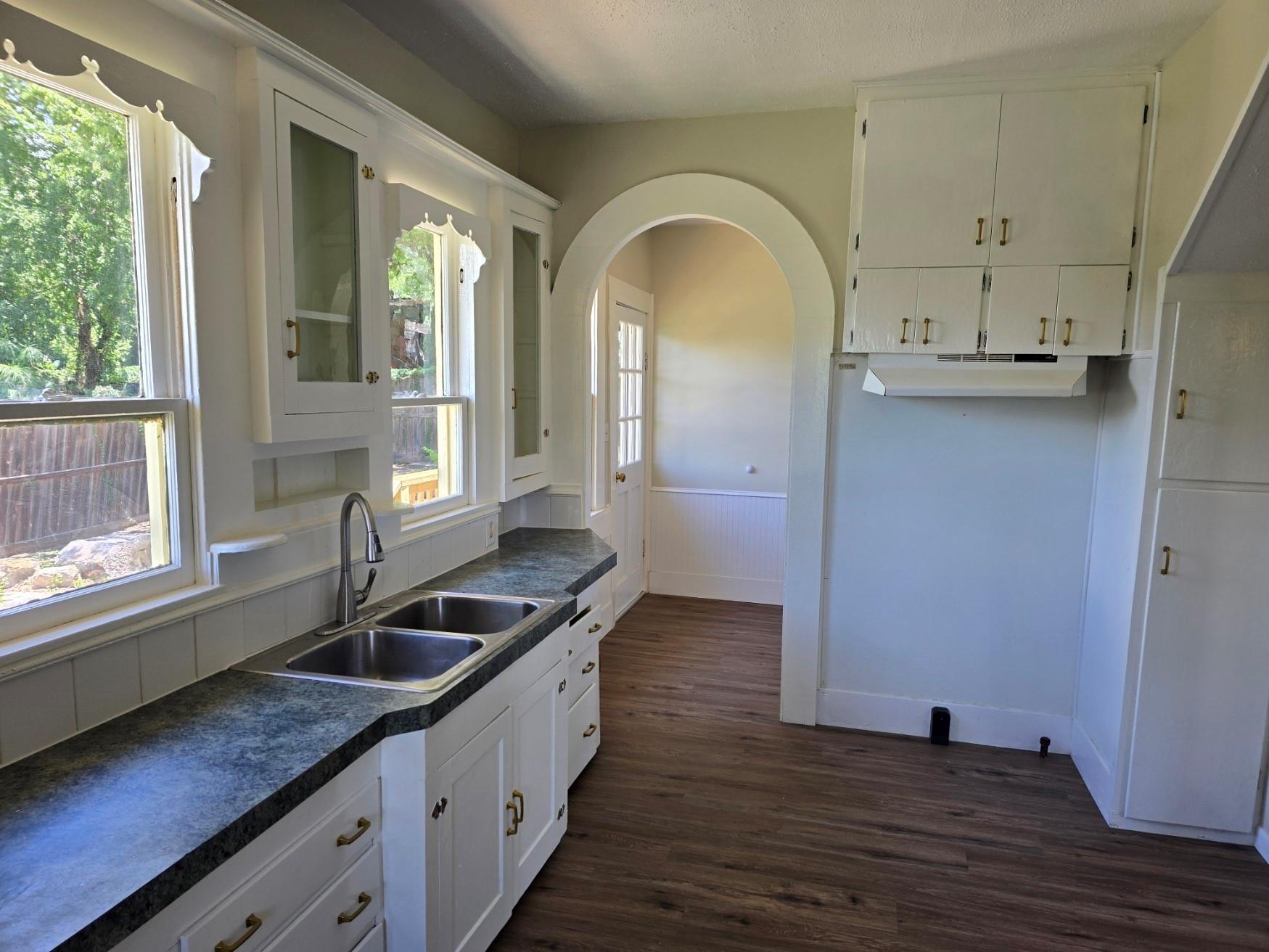 144 W Wallace St, Gonzales, TX 78629