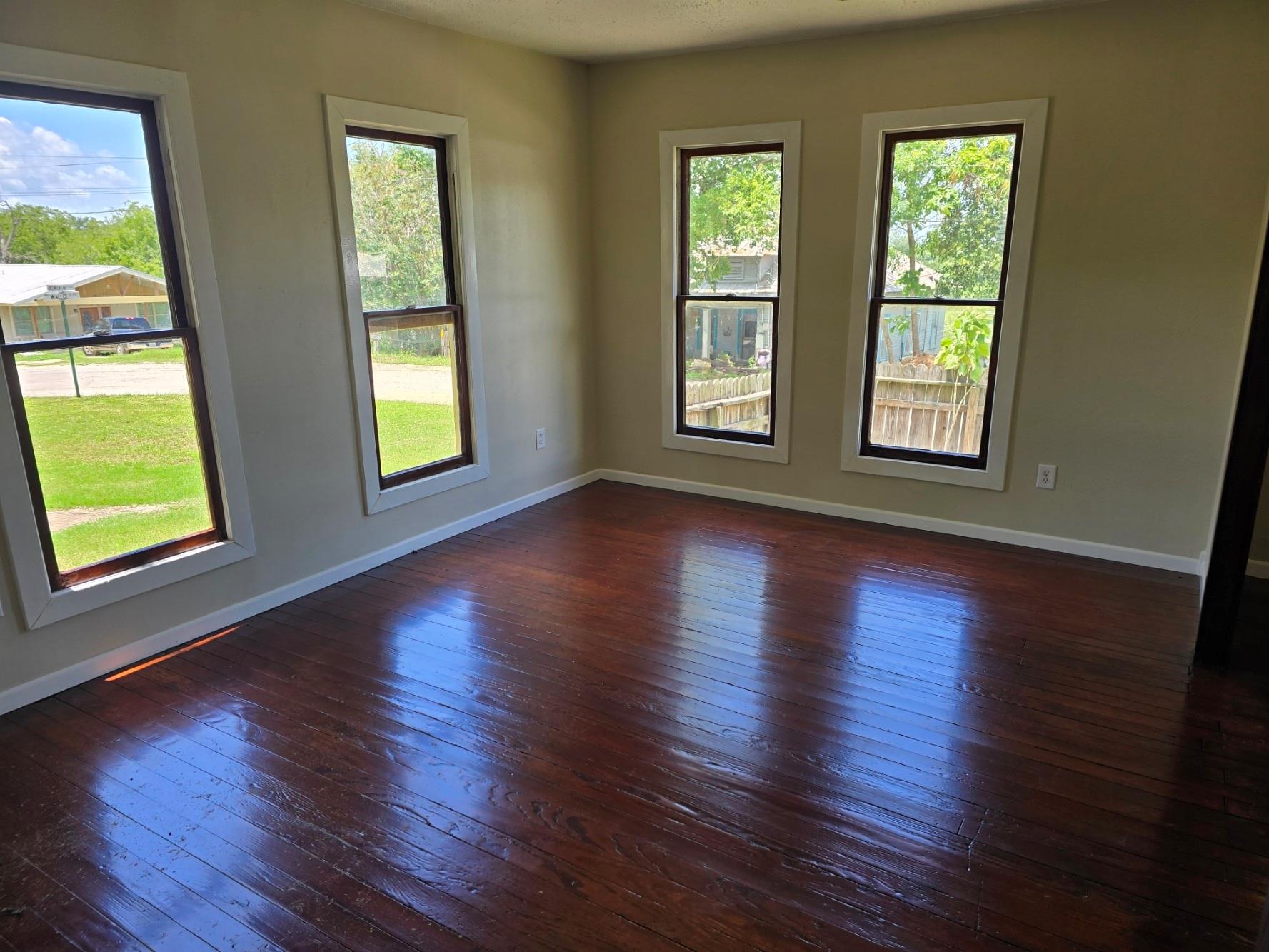 144 W Wallace St, Gonzales, TX 78629