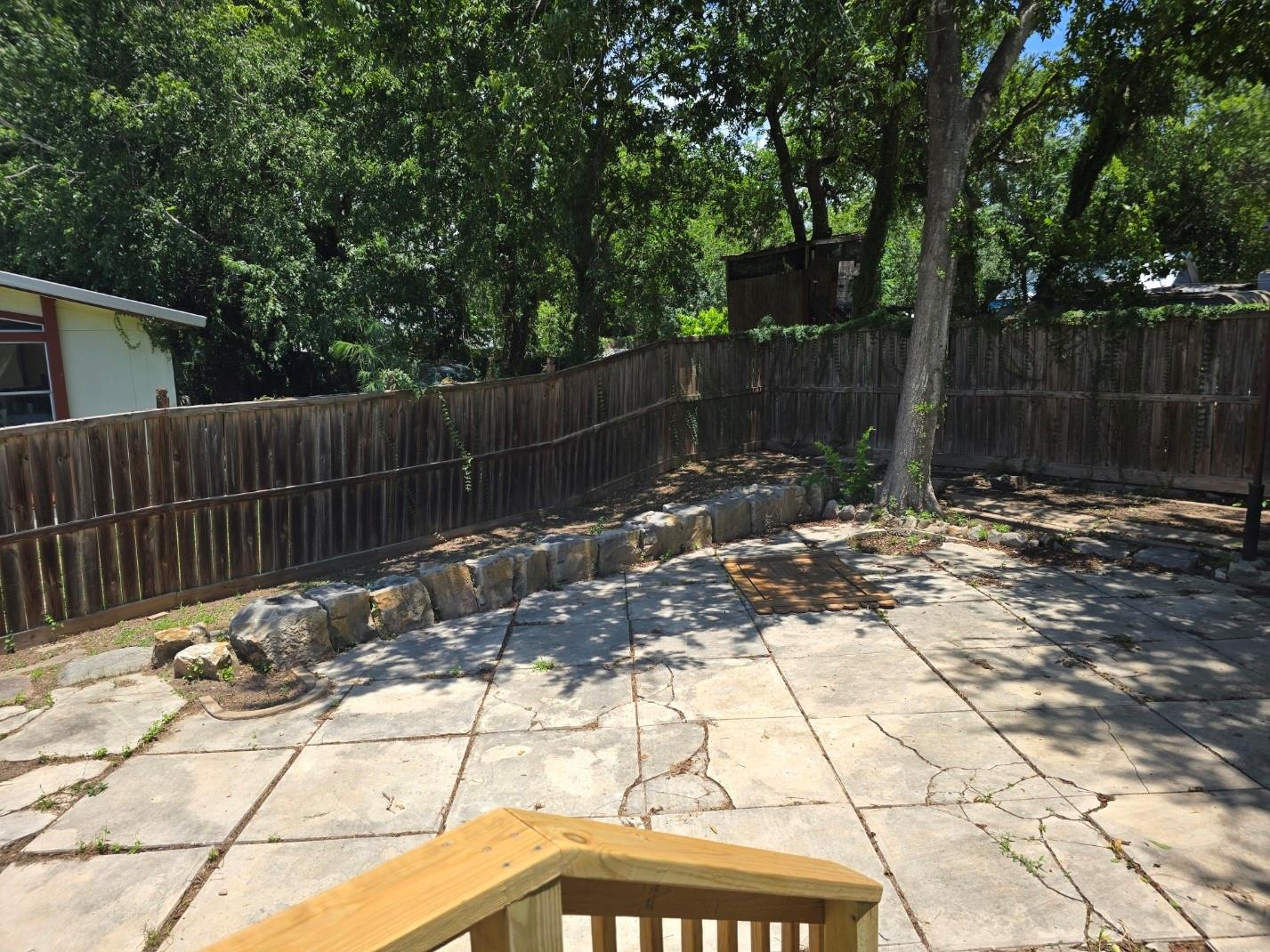 144 W Wallace St, Gonzales, TX 78629