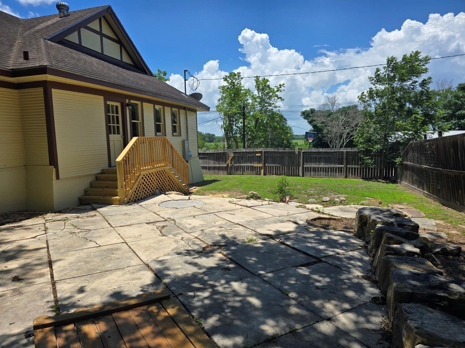 144 W Wallace St, Gonzales, TX 78629