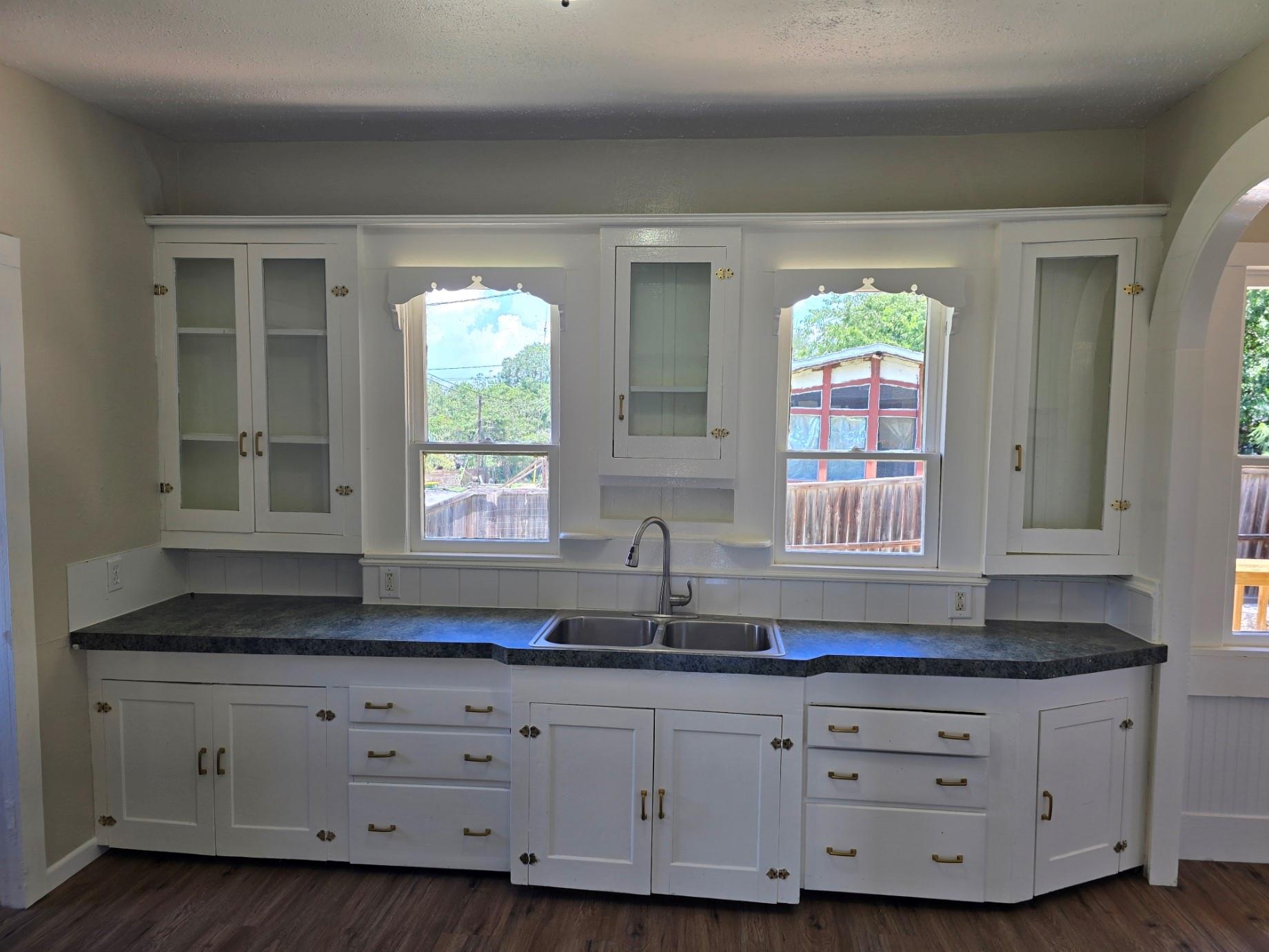 144 W Wallace St, Gonzales, TX 78629