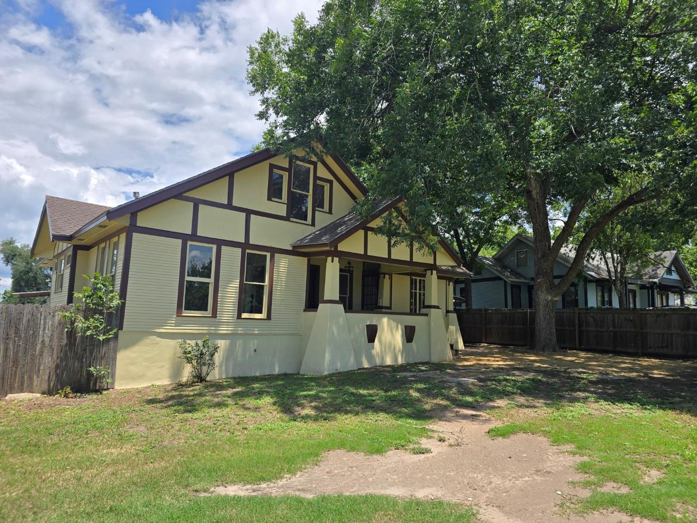 144 W Wallace St, Gonzales, TX 78629