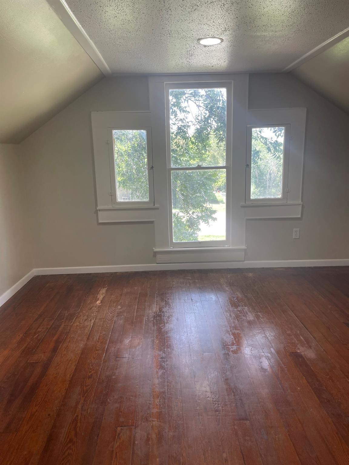 144 W Wallace St, Gonzales, TX 78629