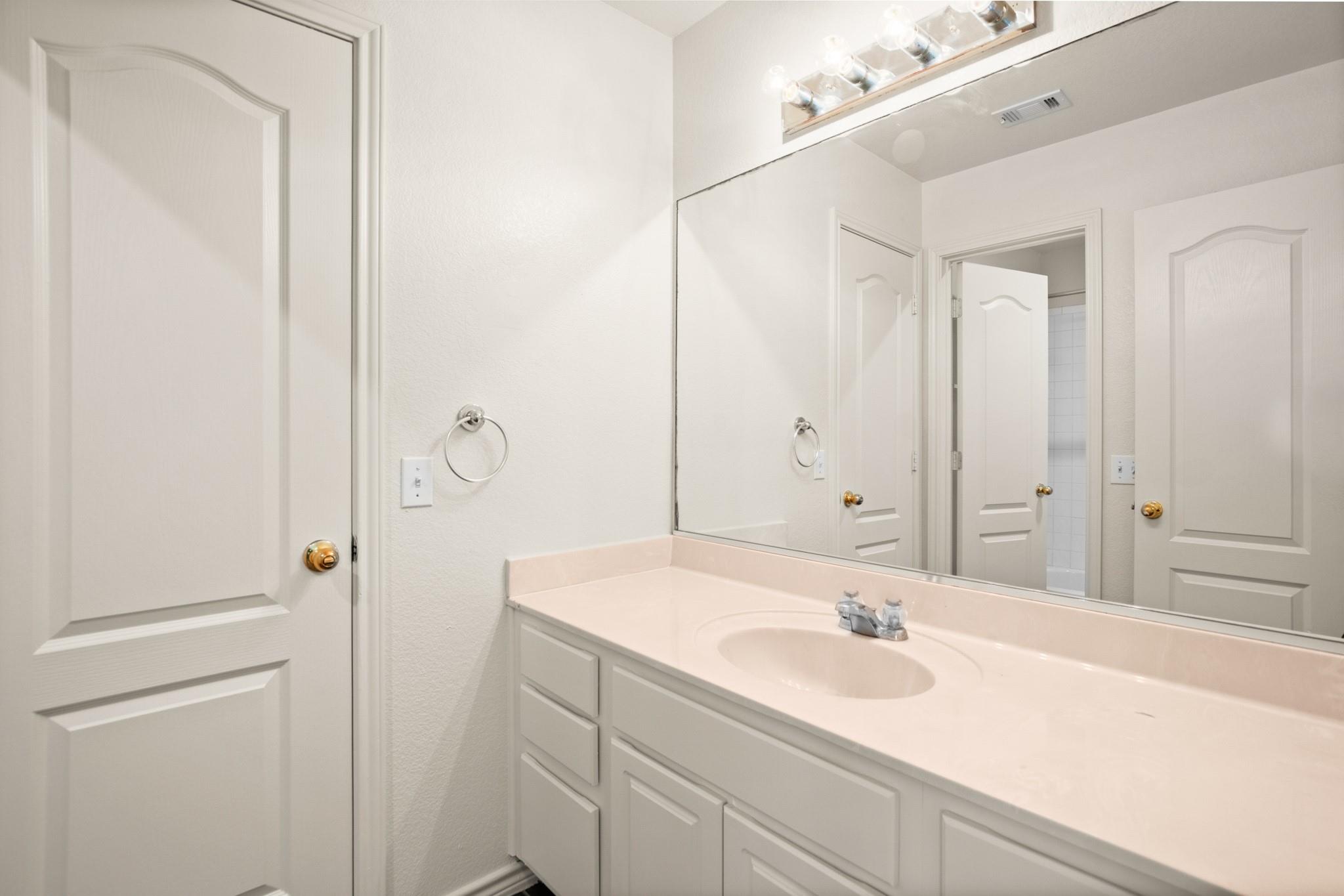 7312 E Ben White Blvd # 16, Austin, TX 78741