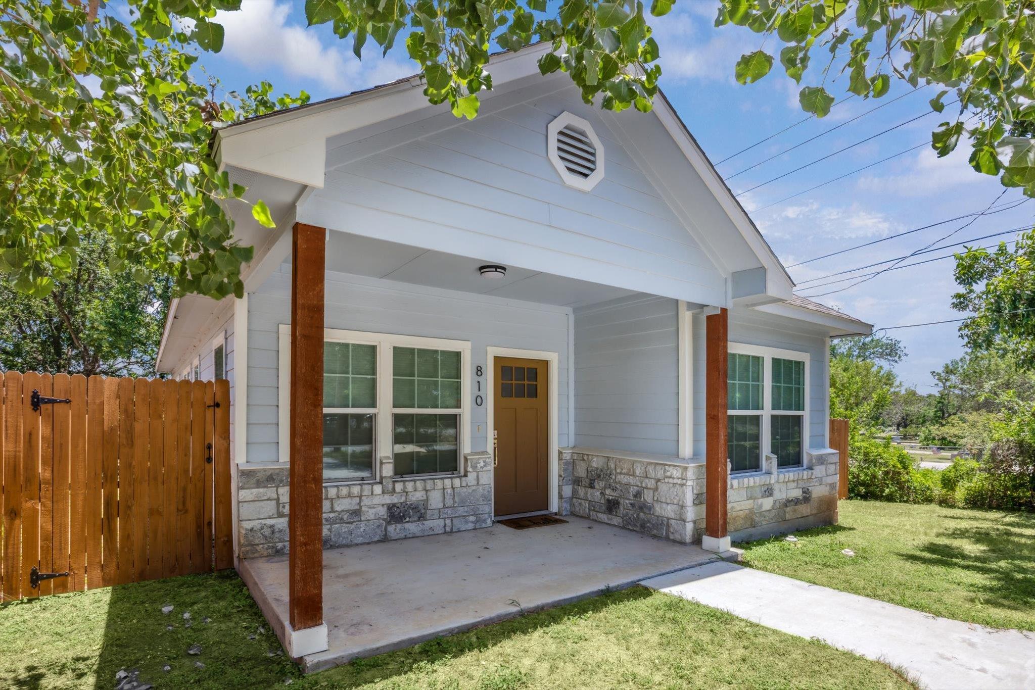 810 E Navarro St, Lockhart, TX 78644