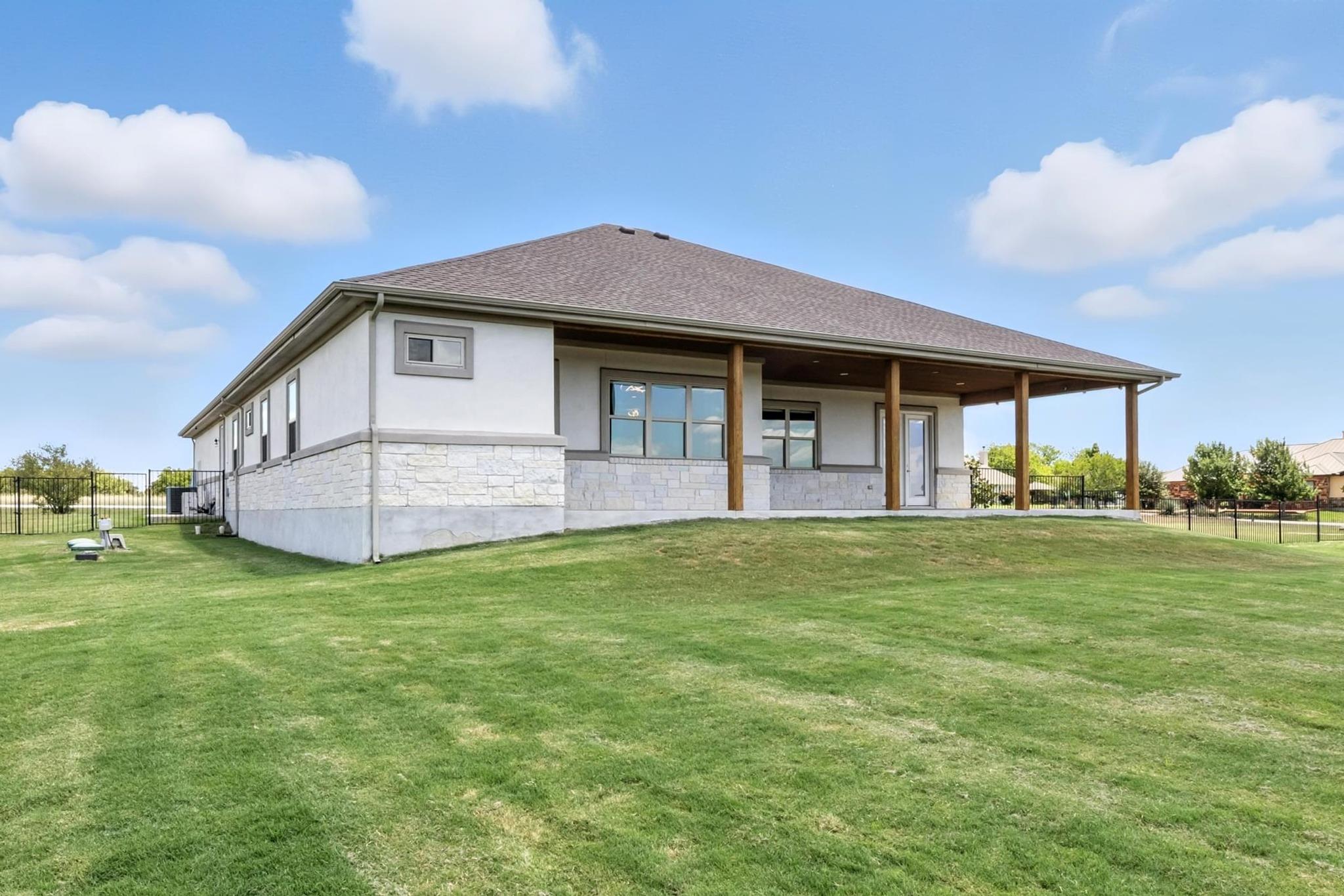 450 Peck St, Kyle, TX 78640
