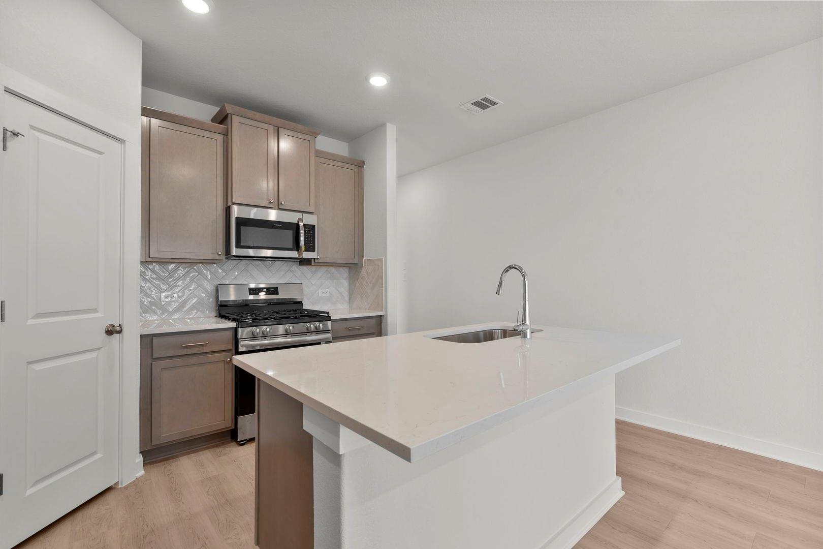 290 Bloomington Loop, Hutto, TX 78634