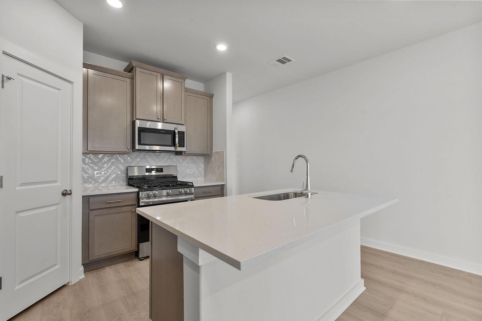 290 Bloomington Loop, Hutto, TX 78634