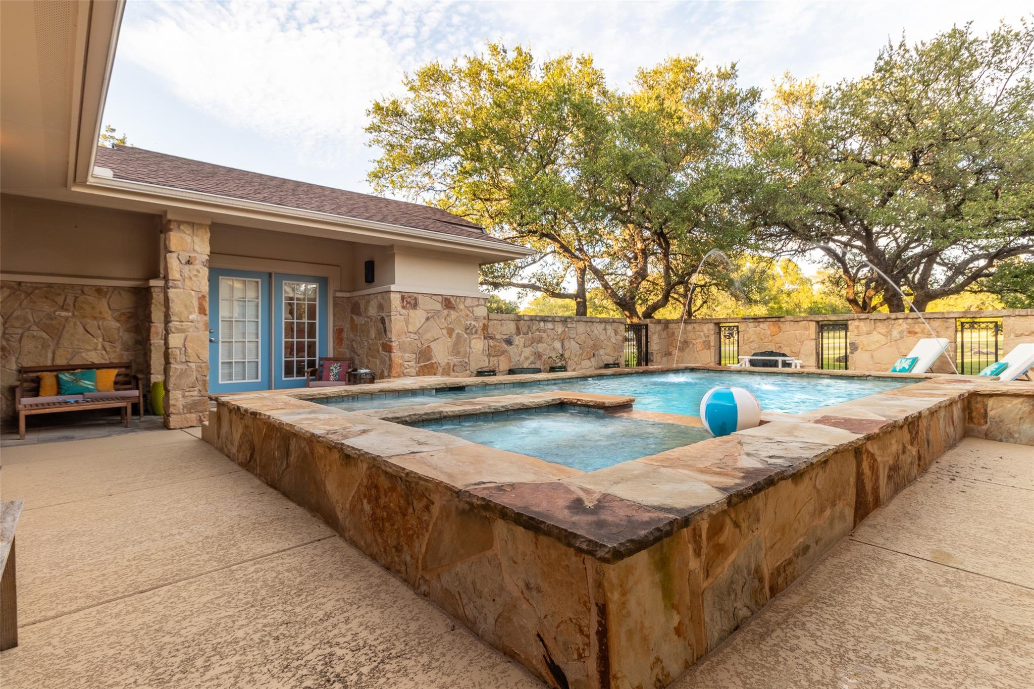 515 East Trl, Spicewood, TX 78669