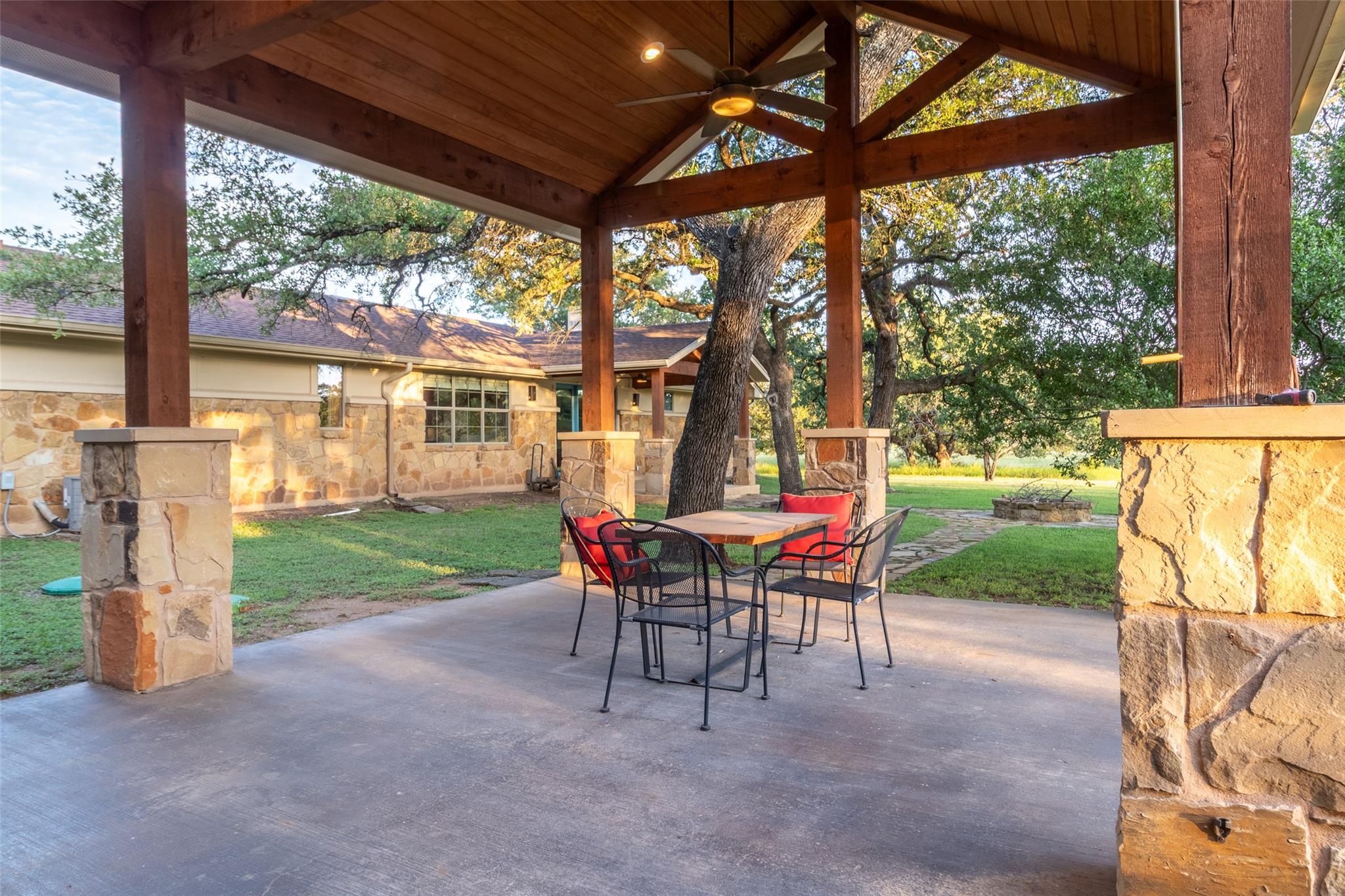 515 East Trl, Spicewood, TX 78669